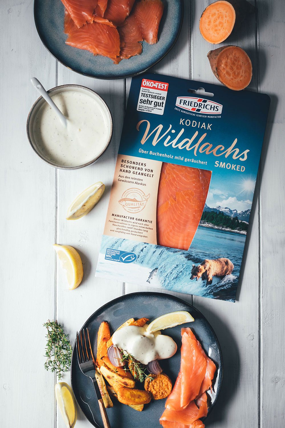 Rezept für geröstete Süßkartoffeln und Möhren vom Blech – mit Räucherlachs und Honig-Senf-Dip | gesundes Mittagessen oder leichtes Abendessen – schnell und einfach zubereitet | moeyskitchen.com #räucherlachs #räucherfisch #vomblech #onepan #süßkartoffeln #gesundkochen #foodblogger #rezepte #honigsenfdip