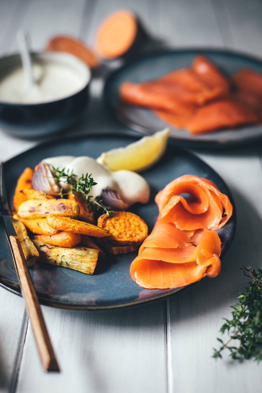 Rezept für geröstete Süßkartoffeln und Möhren vom Blech – mit Räucherlachs und Honig-Senf-Dip | gesundes Mittagessen oder leichtes Abendessen – schnell und einfach zubereitet | moeyskitchen.com #räucherlachs #räucherfisch #vomblech #onepan #süßkartoffeln #gesundkochen #foodblogger #rezepte #honigsenfdip