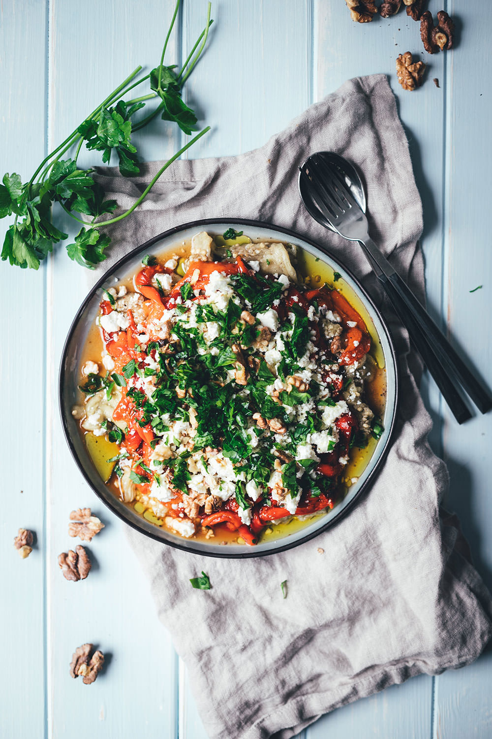 Rezept für gerösteten Auberginen-Paprika-Salat mit Walnüssen und Feta | aromatischer Sommersalat als Grillbeilage oder Mezze | moeyskitchen.com #salat #auberginen #paprika #sommerküche #rezept #kochen #feta #mezze #levanteküche #arabischeküche #babaghanoush #muhammara #veggie #grillen #bbq