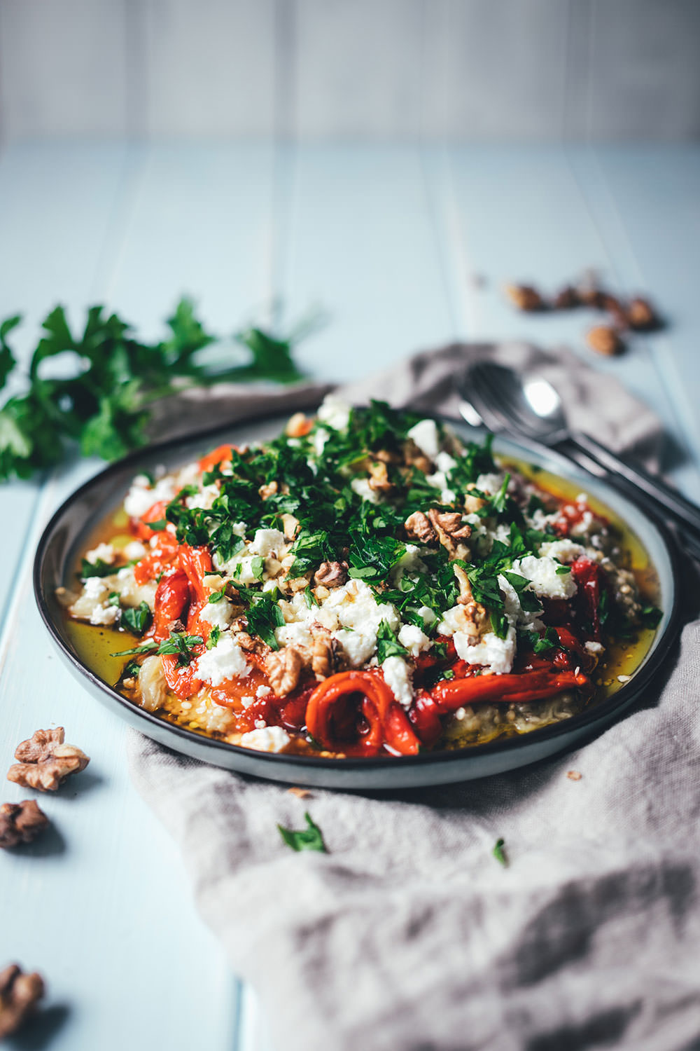 Rezept für gerösteten Auberginen-Paprika-Salat mit Walnüssen und Feta | aromatischer Sommersalat als Grillbeilage oder Mezze | moeyskitchen.com #salat #auberginen #paprika #sommerküche #rezept #kochen #feta #mezze #levanteküche #arabischeküche #babaghanoush #muhammara #veggie #grillen #bbq