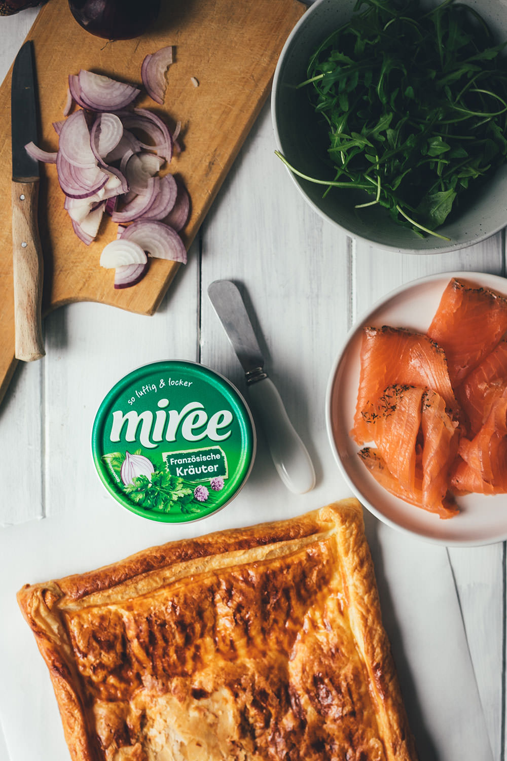 Rezept für Blätterteig-Tarte mit Frischkäse, Graved Lachs und Rucola | schnelle Feierabendküche mit nur 6 Zutaten | moeyskitchen.com #tarte #blätterteig #frischkäse #gravedlachs #feierabendküche #rezept #foodblog #foodblogger #kochen #einfacherezepte #schnellerezepte