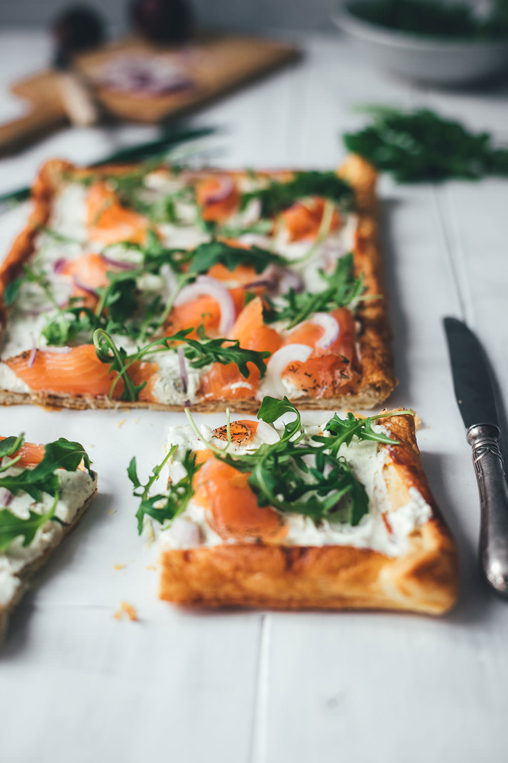 Rezept für Blätterteig-Tarte mit Frischkäse, Graved Lachs und Rucola | schnelle Feierabendküche mit nur 6 Zutaten | moeyskitchen.com #tarte #blätterteig #frischkäse #gravedlachs #feierabendküche #rezept #foodblog #foodblogger #kochen #einfacherezepte #schnellerezepte