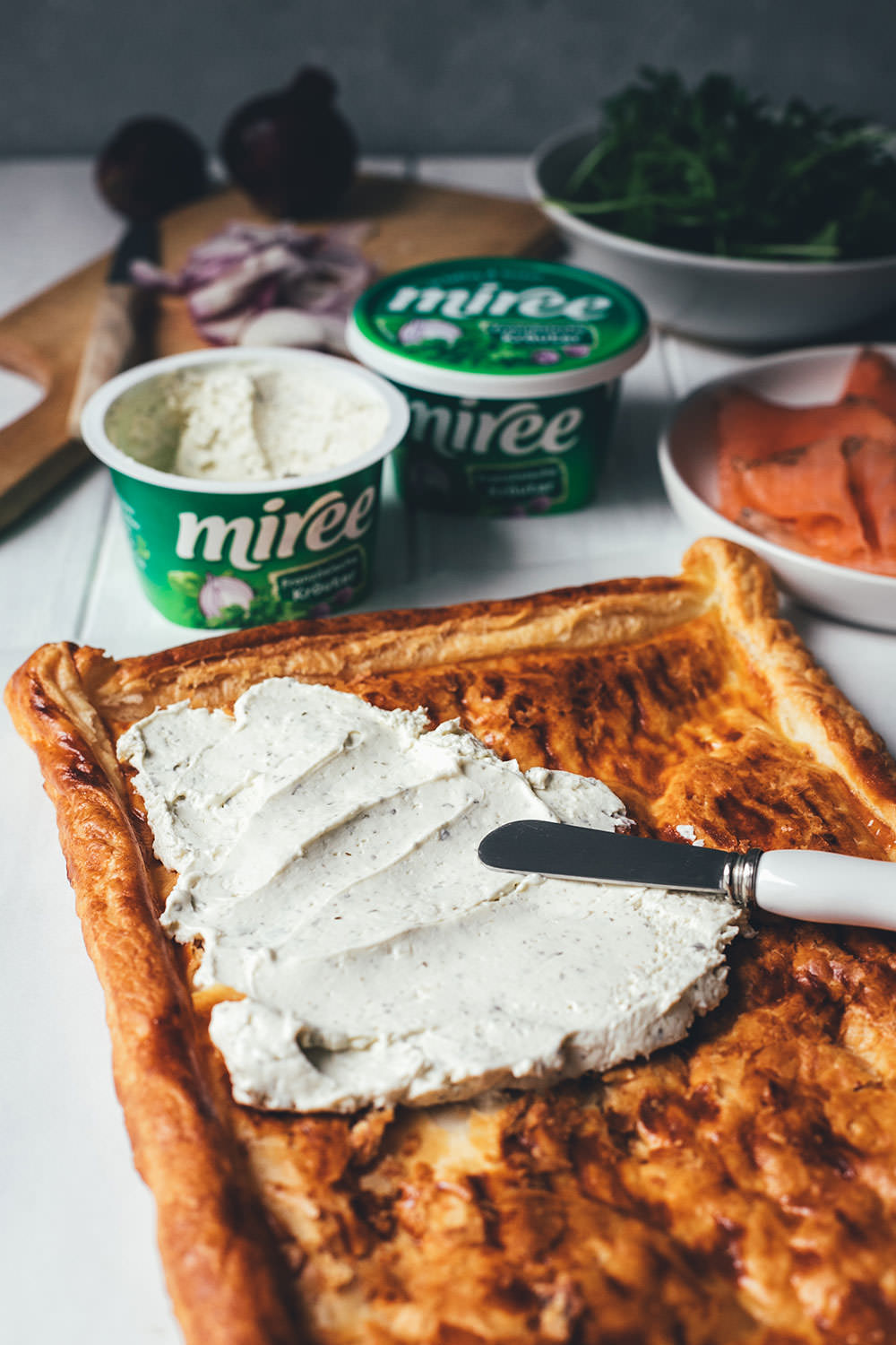 Rezept für Blätterteig-Tarte mit Frischkäse, Graved Lachs und Rucola | schnelle Feierabendküche mit nur 6 Zutaten | moeyskitchen.com #tarte #blätterteig #frischkäse #gravedlachs #feierabendküche #rezept #foodblog #foodblogger #kochen #einfacherezepte #schnellerezepte