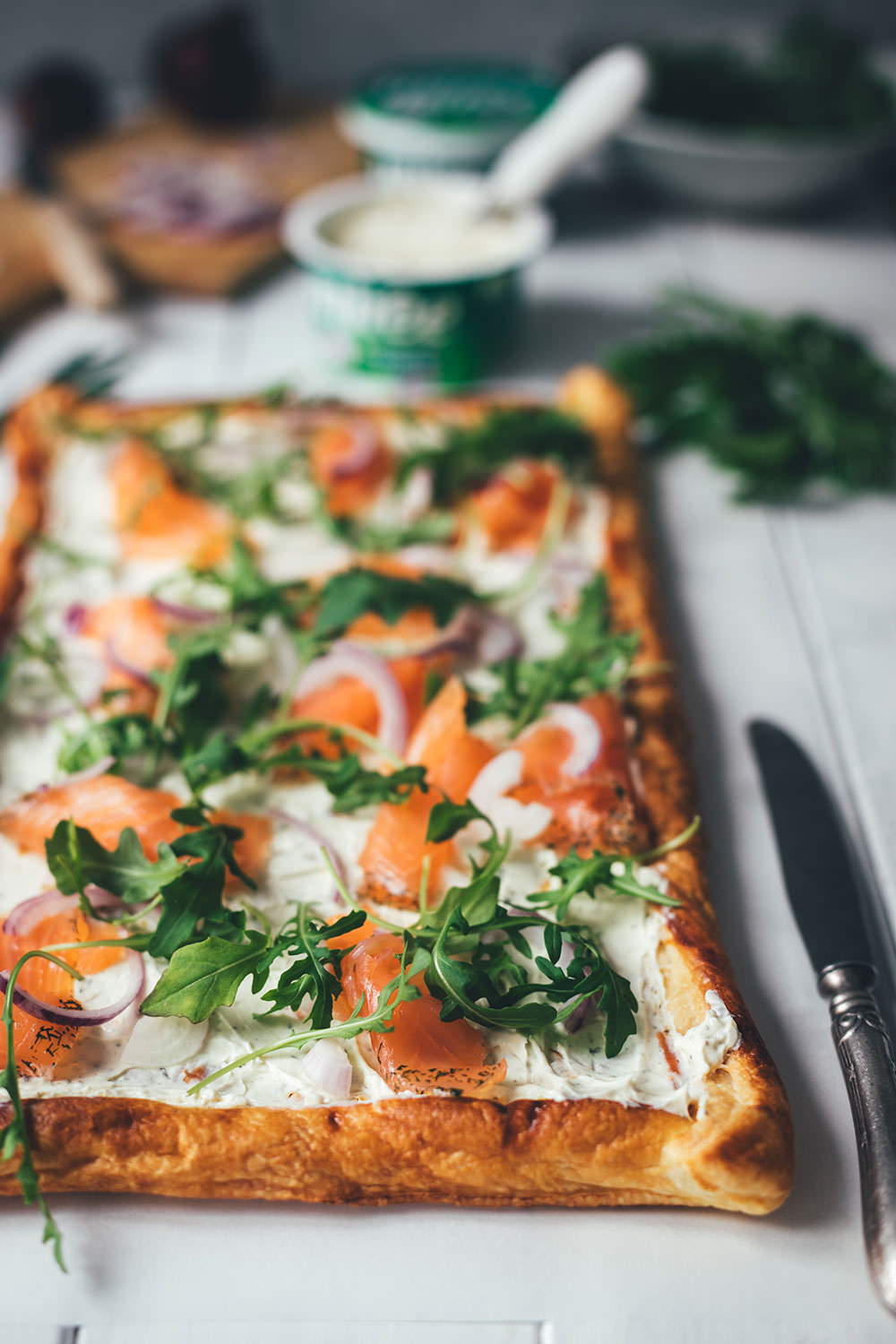 Rezept für Blätterteig-Tarte mit Frischkäse, Graved Lachs und Rucola | schnelle Feierabendküche mit nur 6 Zutaten | moeyskitchen.com #tarte #blätterteig #frischkäse #gravedlachs #feierabendküche #rezept #foodblog #foodblogger #kochen #einfacherezepte #schnellerezepte