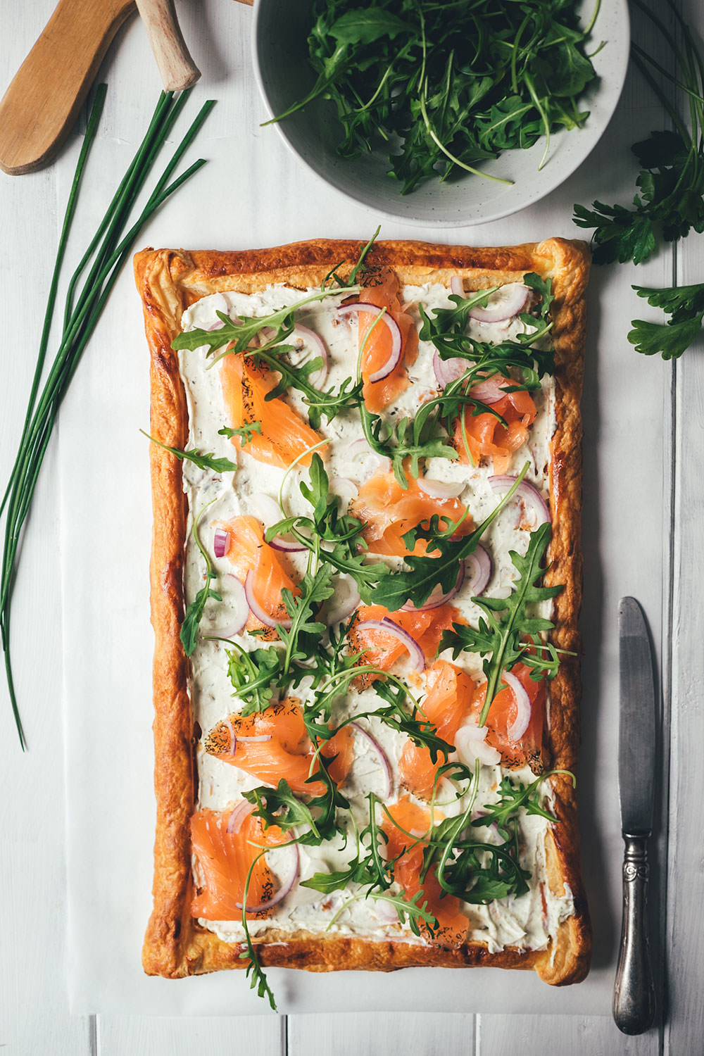 Rezept für Blätterteig-Tarte mit Frischkäse, Graved Lachs und Rucola | schnelle Feierabendküche mit nur 6 Zutaten | moeyskitchen.com #tarte #blätterteig #frischkäse #gravedlachs #feierabendküche #rezept #foodblog #foodblogger #kochen #einfacherezepte #schnellerezepte
