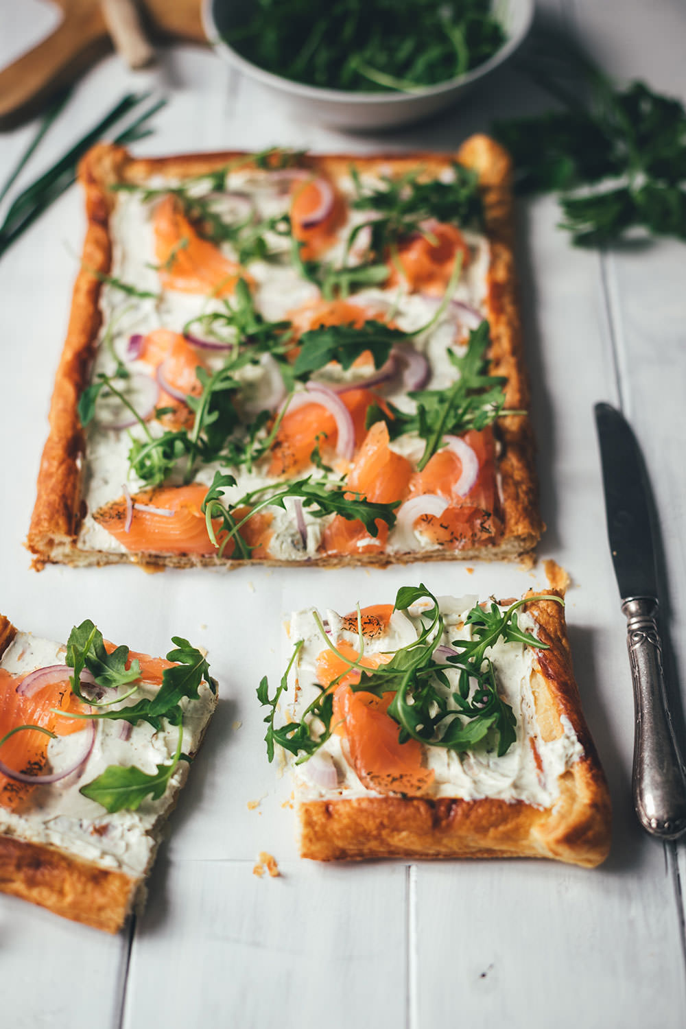 Rezept für Blätterteig-Tarte mit Frischkäse, Graved Lachs und Rucola | schnelle Feierabendküche mit nur 6 Zutaten | moeyskitchen.com #tarte #blätterteig #frischkäse #gravedlachs #feierabendküche #rezept #foodblog #foodblogger #kochen #einfacherezepte #schnellerezepte