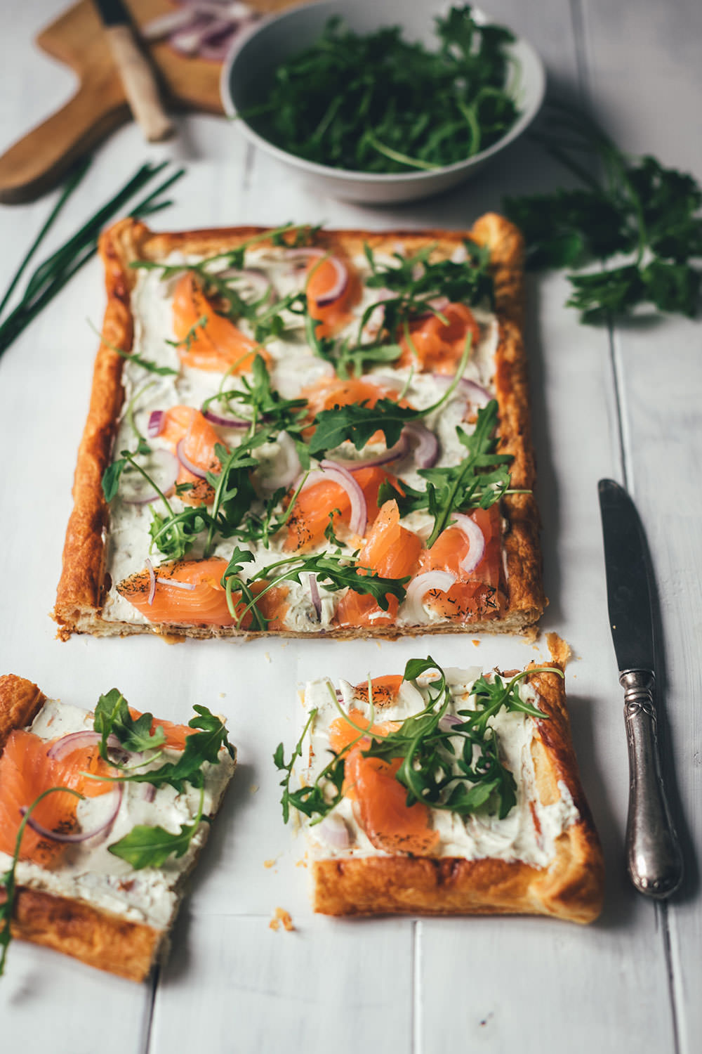 Rezept für Blätterteig-Tarte mit Frischkäse, Graved Lachs und Rucola | schnelle Feierabendküche mit nur 6 Zutaten | moeyskitchen.com #tarte #blätterteig #frischkäse #gravedlachs #feierabendküche #rezept #foodblog #foodblogger #kochen #einfacherezepte #schnellerezepte