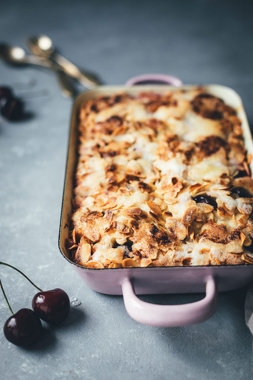 Rezept für super einfachen und unkomplizierten Kirschkuchen – Butterkuchen ohne Hefe mit Kirschen und Mandeln | moeyskitchen.com #butterkuchen #kirschkuchen #cherryboom #kirschen #kuchen #kuchenbacken #rezept #foodblogger