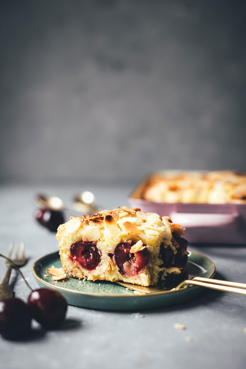 Rezept für super einfachen und unkomplizierten Kirschkuchen – Butterkuchen ohne Hefe mit Kirschen und Mandeln | moeyskitchen.com #butterkuchen #kirschkuchen #cherryboom #kirschen #kuchen #kuchenbacken #rezept #foodblogger