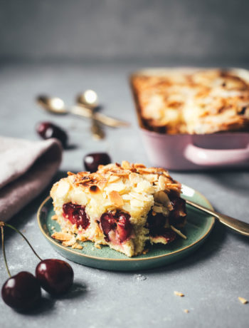 Rezept für super einfachen und unkomplizierten Kirschkuchen – Butterkuchen ohne Hefe mit Kirschen und Mandeln | moeyskitchen.com #butterkuchen #kirschkuchen #cherryboom #kirschen #kuchen #kuchenbacken #rezept #foodblogger