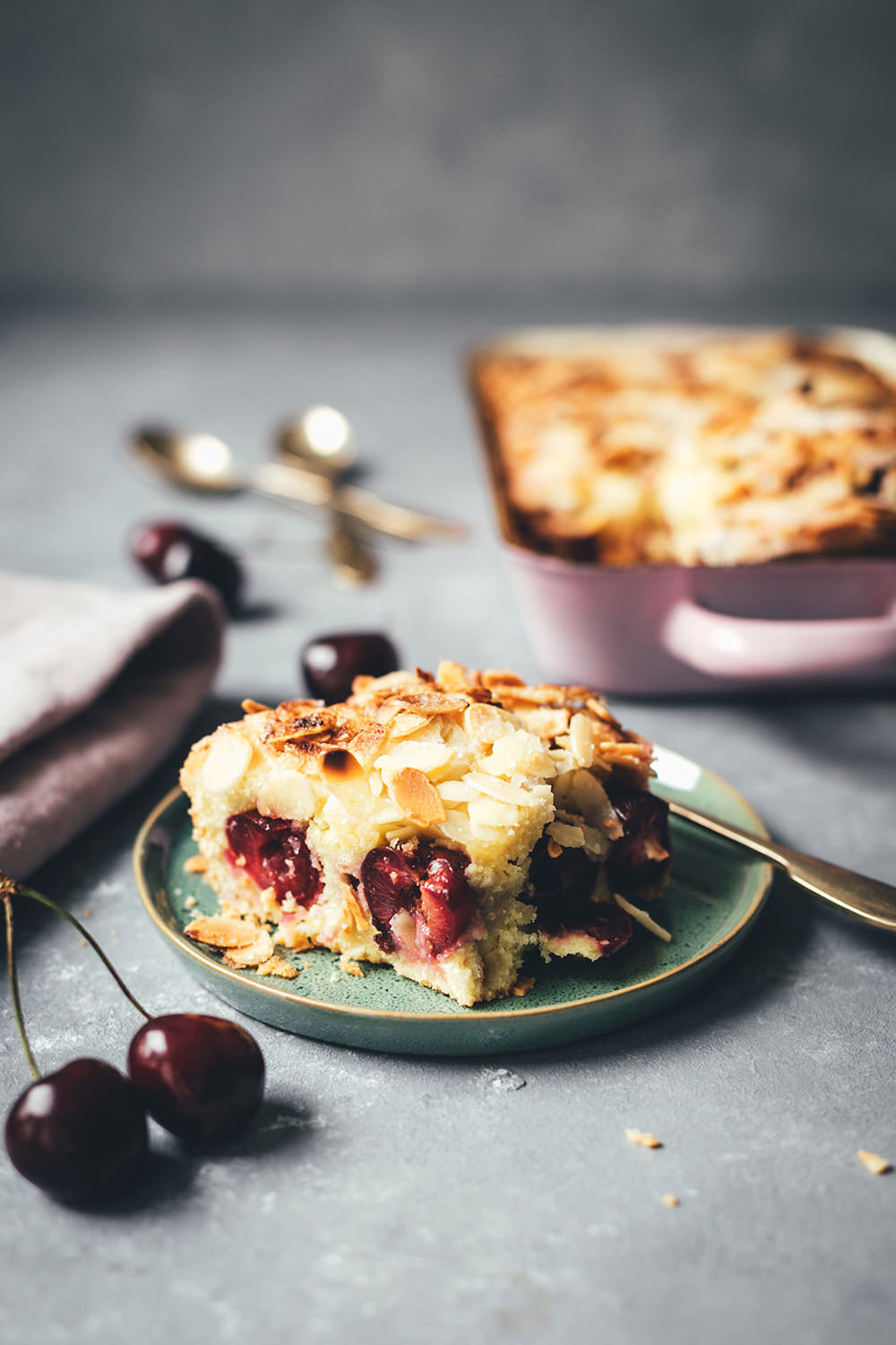 Rezept für super einfachen und unkomplizierten Kirschkuchen – Butterkuchen ohne Hefe mit Kirschen und Mandeln | moeyskitchen.com #butterkuchen #kirschkuchen #cherryboom #kirschen #kuchen #kuchenbacken #rezept #foodblogger