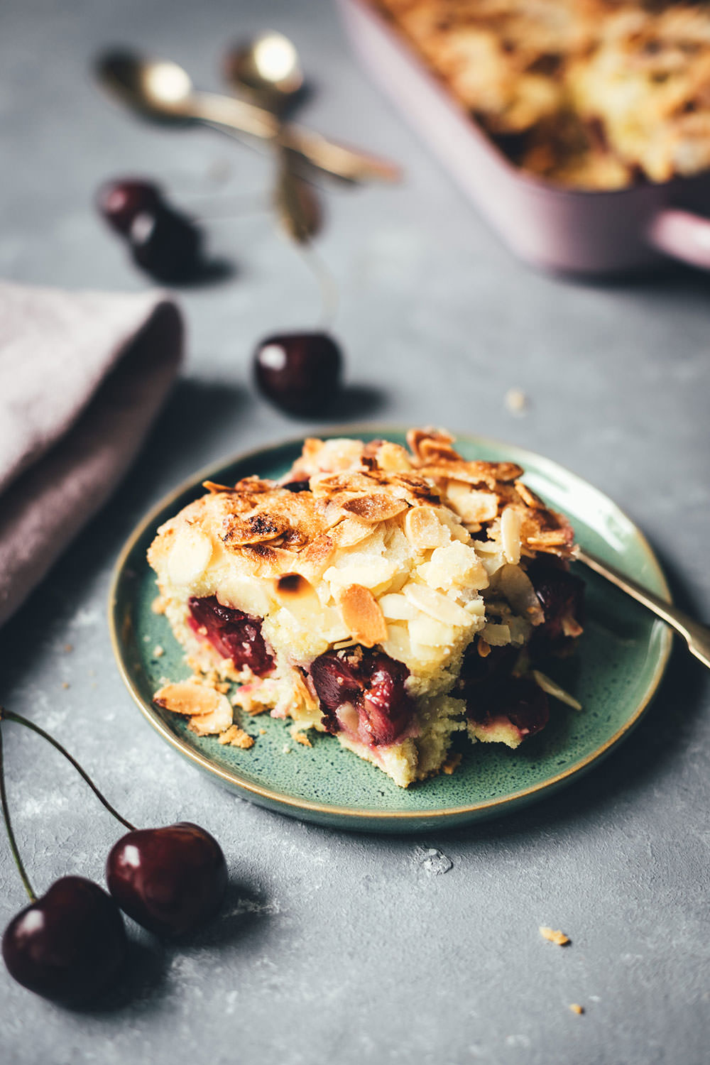 Rezept für super einfachen und unkomplizierten Kirschkuchen – Butterkuchen ohne Hefe mit Kirschen und Mandeln | moeyskitchen.com #butterkuchen #kirschkuchen #cherryboom #kirschen #kuchen #kuchenbacken #rezept #foodblogger