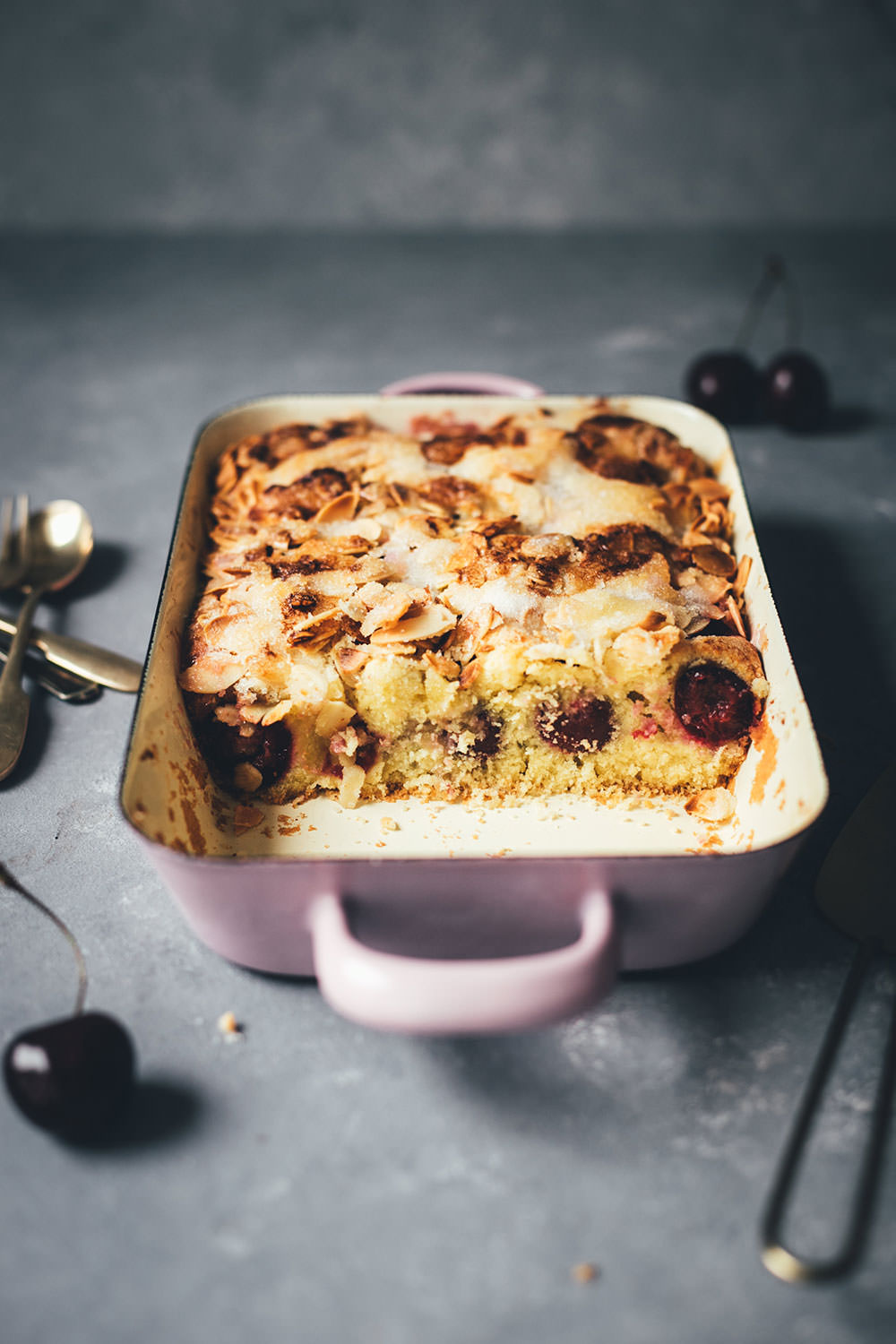 Rezept für super einfachen und unkomplizierten Kirschkuchen – Butterkuchen ohne Hefe mit Kirschen und Mandeln | moeyskitchen.com #butterkuchen #kirschkuchen #cherryboom #kirschen #kuchen #kuchenbacken #rezept #foodblogger