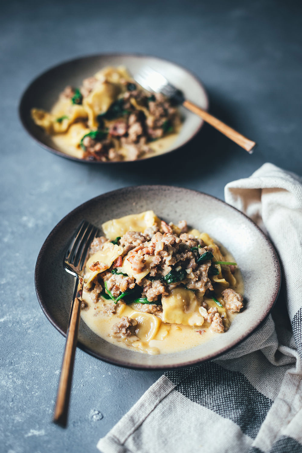 Rezept für One Pan Ravioli mit Bacon, Mett und Spinat in Sahnesauce | schnelle Feierabendküche | moeyskitchen.com #rezept #kochen #feierabendküche #schnellerezepte #onepan #onepot #ravioli #foodblogger #pasta