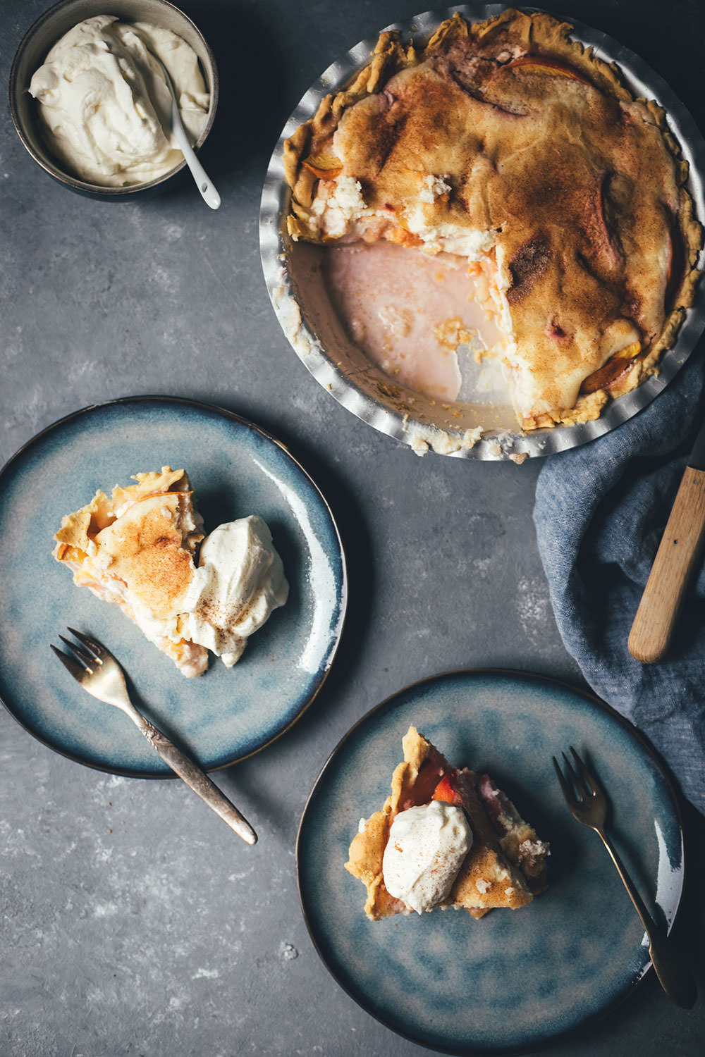 Peaches and Cream Pie – saftiger Pfirsichkuchen mit Tarte-Boden, frischen Pfirsichen und Frischkäse-Guss mit Zimt | moeyskitchen.com #peachesandcreampie #pie #peachpie #pfirsichkuchen #sommerkuchen #tarte #obsttarte #kuchen #kuchenbacken #rezept #foodblogger