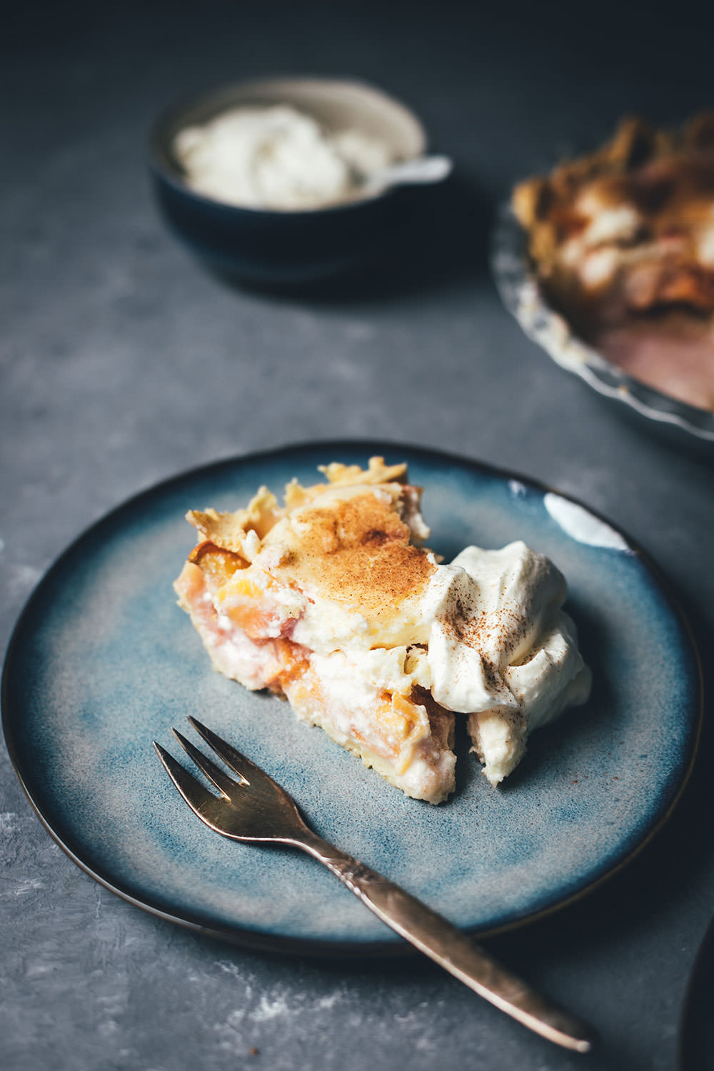 Peaches and Cream Pie – saftiger Pfirsichkuchen mit Tarte-Boden, frischen Pfirsichen und Frischkäse-Guss mit Zimt | moeyskitchen.com #peachesandcreampie #pie #peachpie #pfirsichkuchen #sommerkuchen #tarte #obsttarte #kuchen #kuchenbacken #rezept #foodblogger