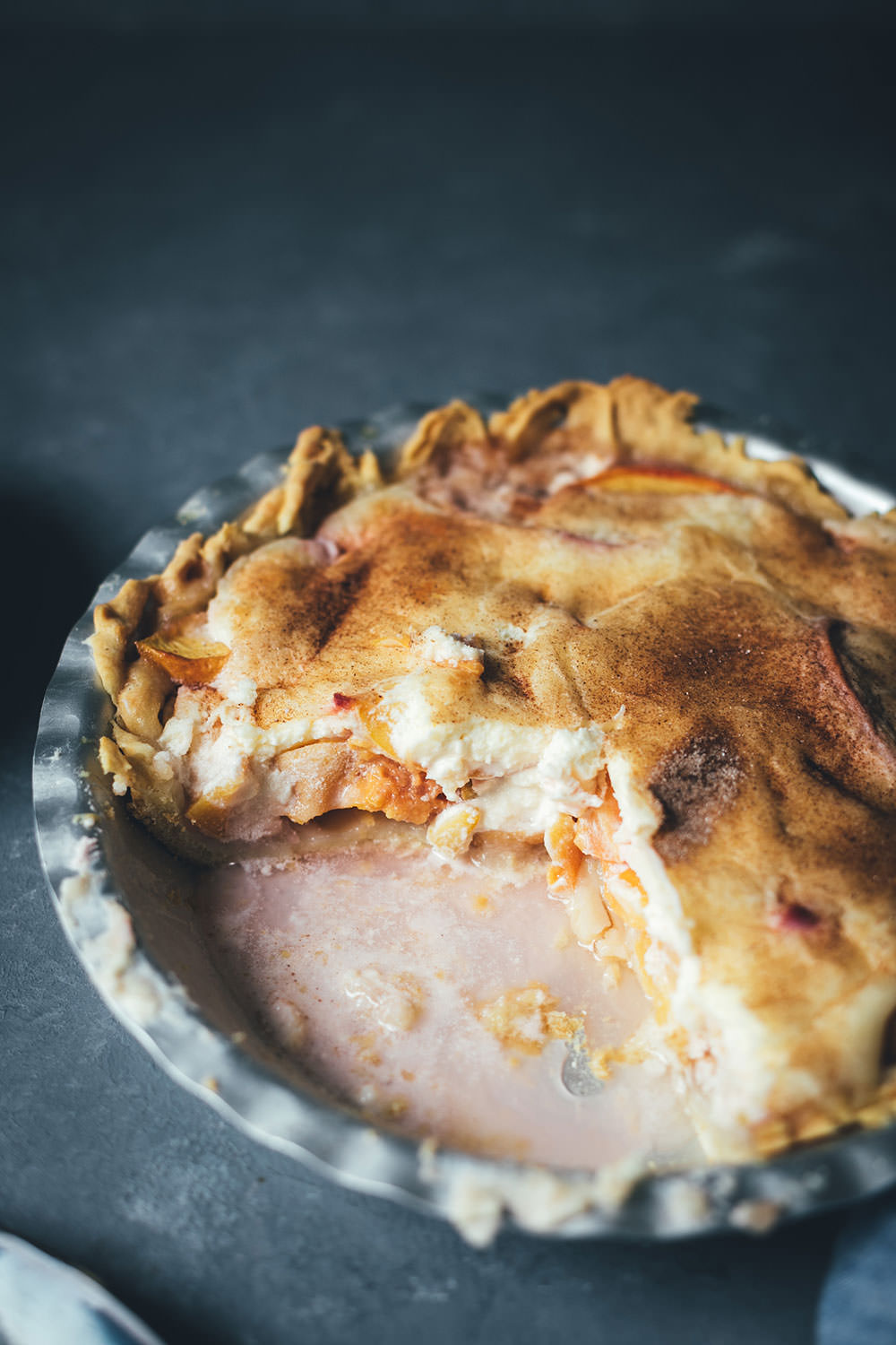 Peaches and Cream Pie – saftiger Pfirsichkuchen mit Tarte-Boden, frischen Pfirsichen und Frischkäse-Guss mit Zimt | moeyskitchen.com #peachesandcreampie #pie #peachpie #pfirsichkuchen #sommerkuchen #tarte #obsttarte #kuchen #kuchenbacken #rezept #foodblogger