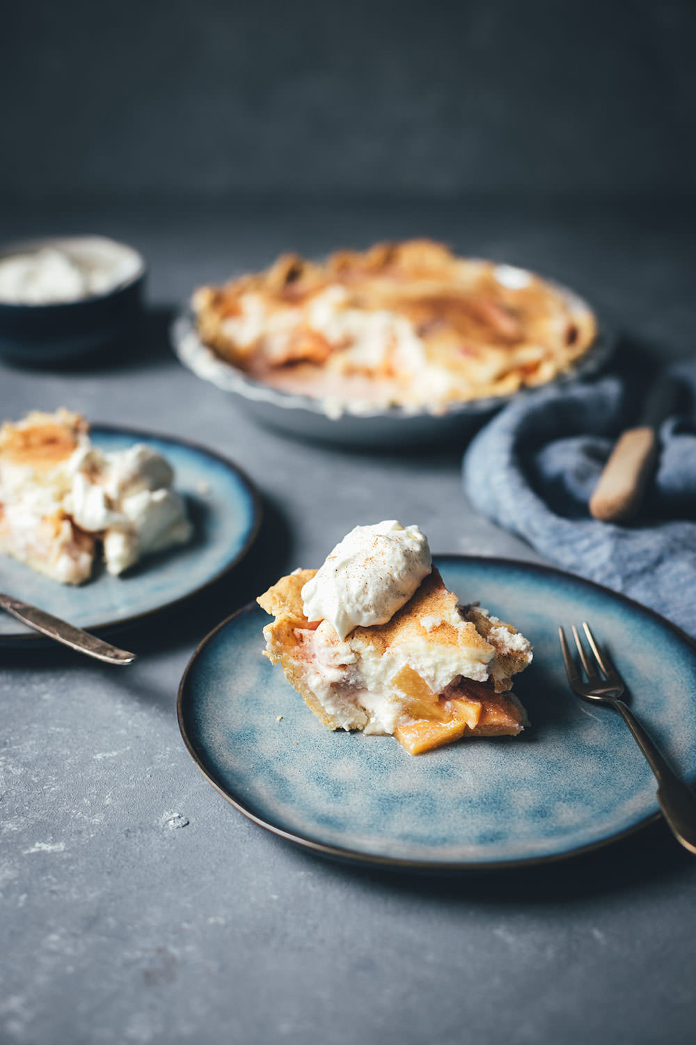 Peaches and Cream Pie – saftiger Pfirsichkuchen mit Tarte-Boden, frischen Pfirsichen und Frischkäse-Guss mit Zimt | moeyskitchen.com #peachesandcreampie #pie #peachpie #pfirsichkuchen #sommerkuchen #tarte #obsttarte #kuchen #kuchenbacken #rezept #foodblogger