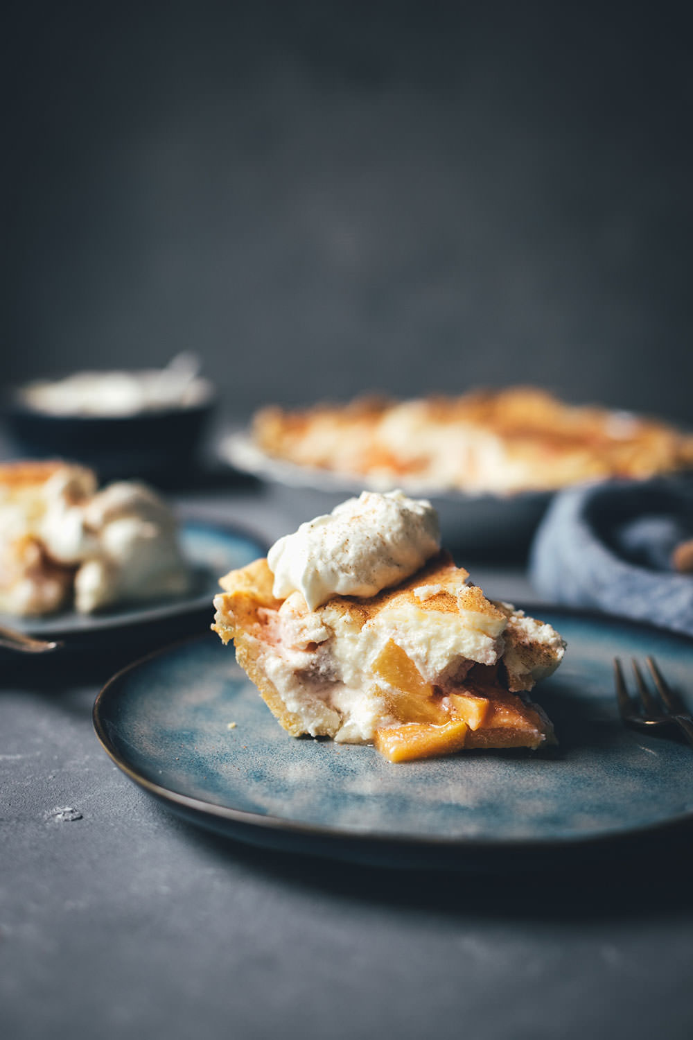 Peaches and Cream Pie – saftiger Pfirsichkuchen mit Tarte-Boden, frischen Pfirsichen und Frischkäse-Guss mit Zimt | moeyskitchen.com #peachesandcreampie #pie #peachpie #pfirsichkuchen #sommerkuchen #tarte #obsttarte #kuchen #kuchenbacken #rezept #foodblogger