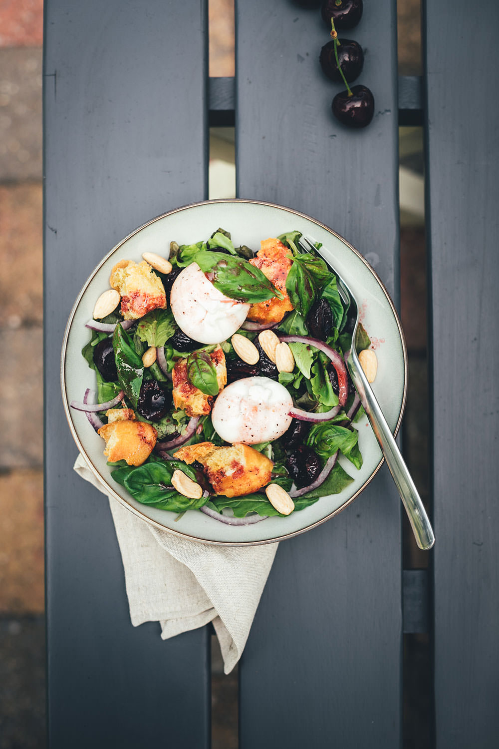 Rezept für Sommersalat mit gerösteten Kirschen, Ciabatta-Croutons und Burrata | Ferienhausküche mit Ofen, Airfryer, Grill oder Pfanne zuzubereiten | moeyskitchen.com #salat #sommersalat #kirschen #rezept #ferienhausküche #airfryer #foodblogger
