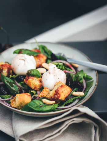 Rezept für Sommersalat mit gerösteten Kirschen, Ciabatta-Croutons und Burrata | Ferienhausküche mit Ofen, Airfryer, Grill oder Pfanne zuzubereiten | moeyskitchen.com #salat #sommersalat #kirschen #rezept #ferienhausküche #airfryer #foodblogger