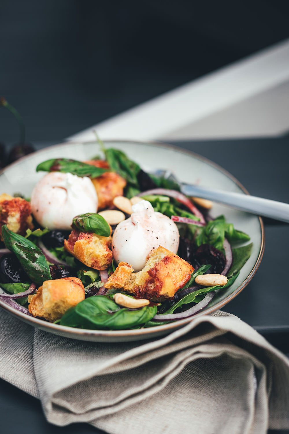 Rezept für Sommersalat mit gerösteten Kirschen, Ciabatta-Croutons und Burrata | Ferienhausküche mit Ofen, Airfryer, Grill oder Pfanne zuzubereiten | moeyskitchen.com #salat #sommersalat #kirschen #rezept #ferienhausküche #airfryer #foodblogger