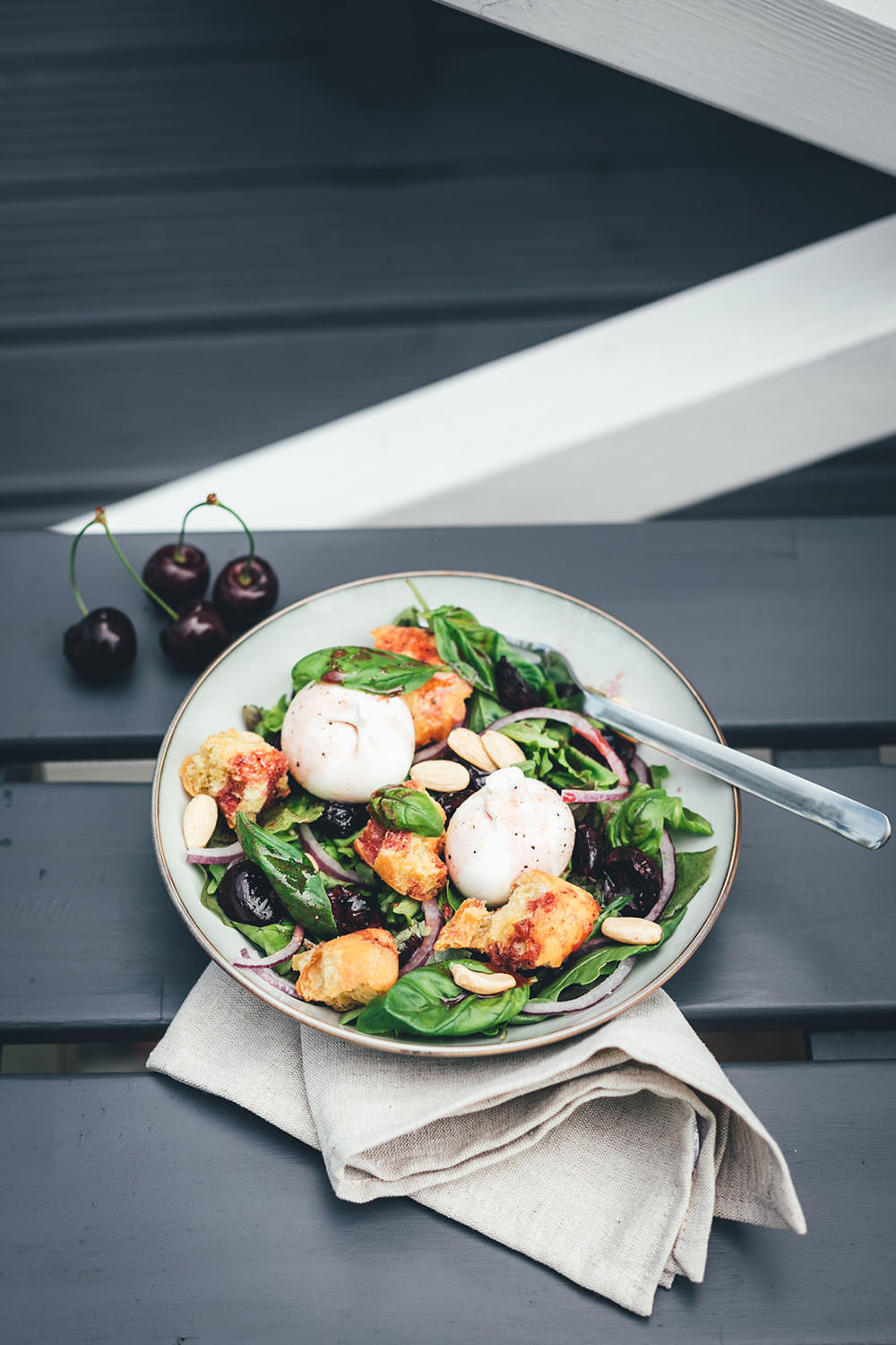 Rezept für Sommersalat mit gerösteten Kirschen, Ciabatta-Croutons und Burrata | Ferienhausküche mit Ofen, Airfryer, Grill oder Pfanne zuzubereiten | moeyskitchen.com #salat #sommersalat #kirschen #rezept #ferienhausküche #airfryer #foodblogger