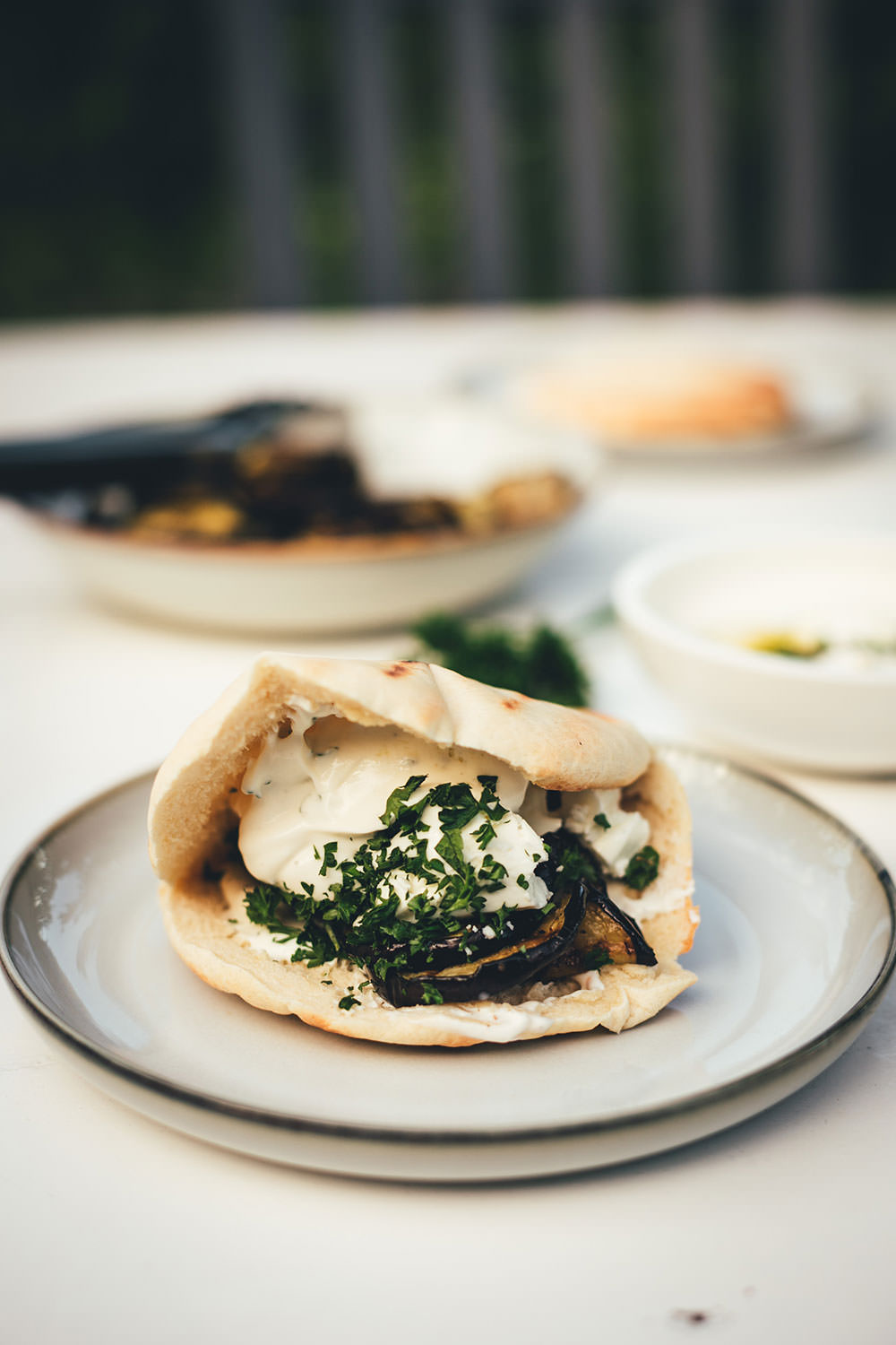 Knusprige Auberginen-Pita vom Grill | vegetarische Pita-Taschen gefüllt mit gegrillter Aubergine, Labneh und Feta | moeyskitchen.com #pita #auberginen #auberginenpita #pitatasche #rezept #foodblogger #grillen #bbq #barbecue #vegetarischgrillen #veggie #vegetarisch
