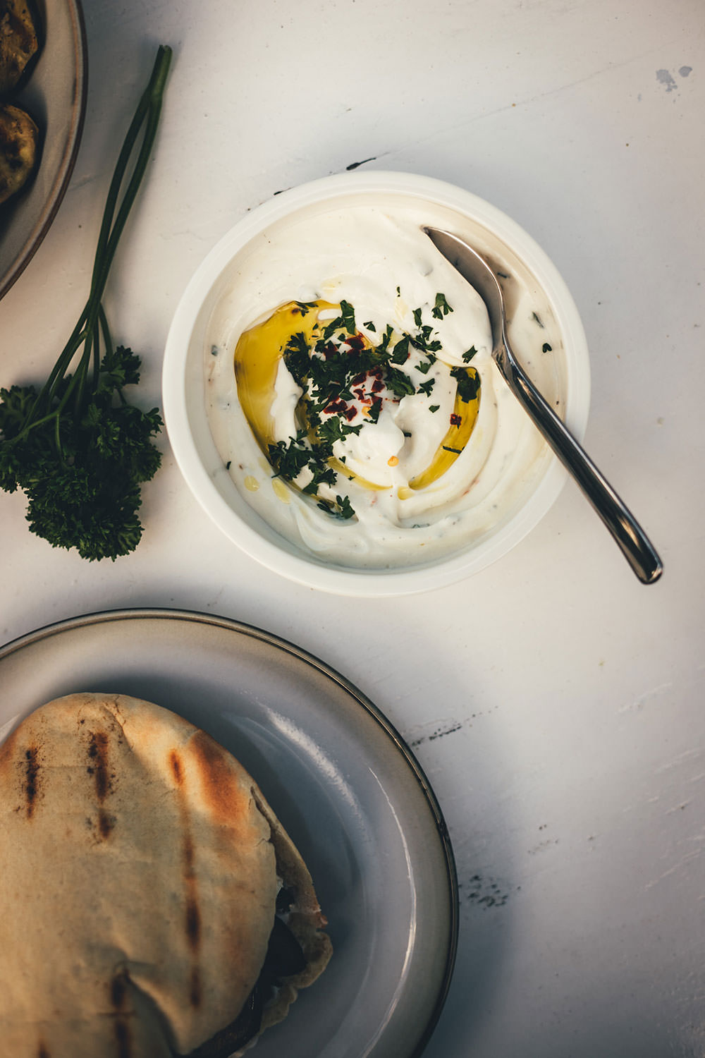 Knusprige Auberginen-Pita vom Grill | vegetarische Pita-Taschen gefüllt mit gegrillter Aubergine, Labneh und Feta | moeyskitchen.com #pita #auberginen #auberginenpita #pitatasche #rezept #foodblogger #grillen #bbq #barbecue #vegetarischgrillen #veggie #vegetarisch