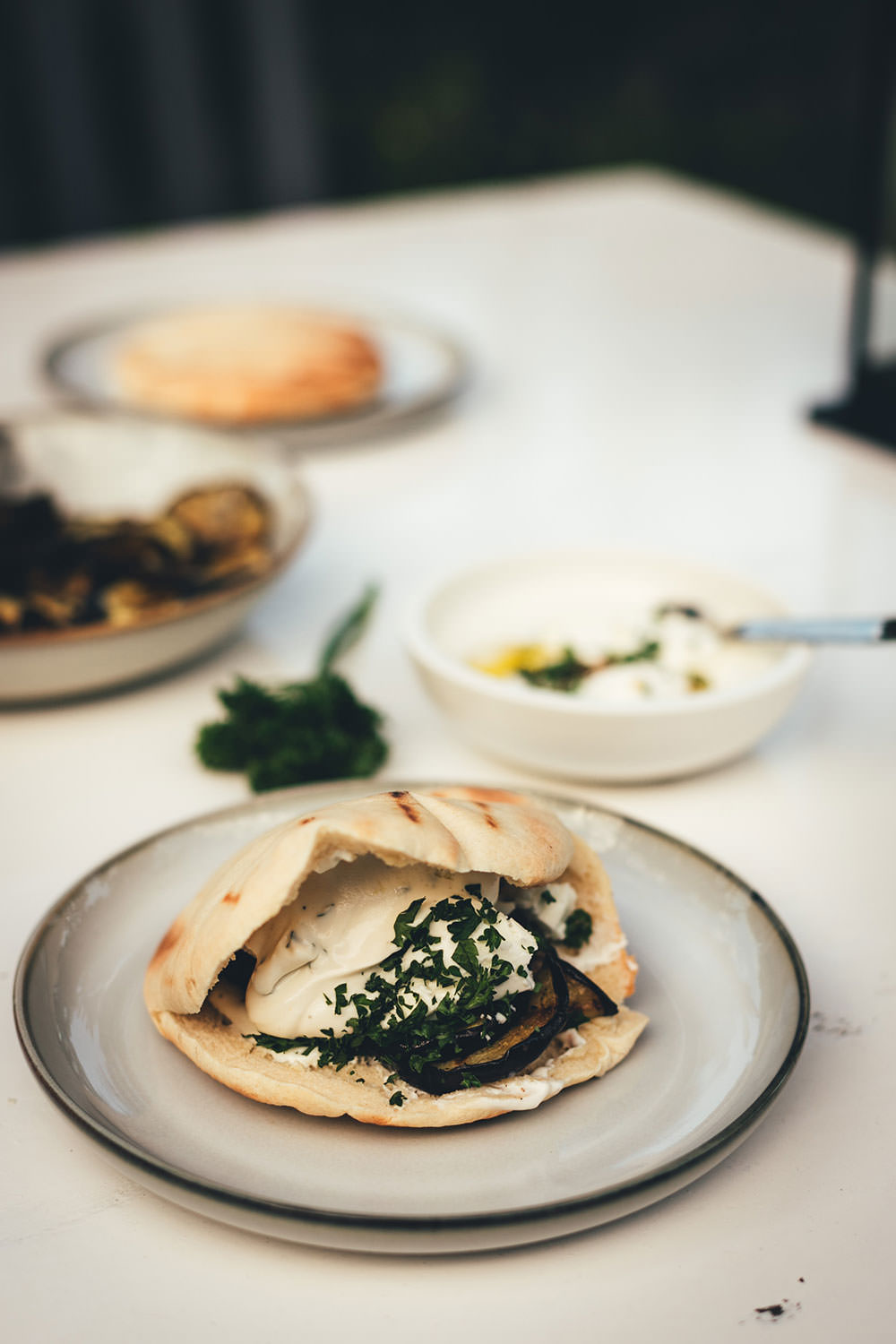 Knusprige Auberginen-Pita vom Grill | vegetarische Pita-Taschen gefüllt mit gegrillter Aubergine, Labneh und Feta | moeyskitchen.com #pita #auberginen #auberginenpita #pitatasche #rezept #foodblogger #grillen #bbq #barbecue #vegetarischgrillen #veggie #vegetarisch