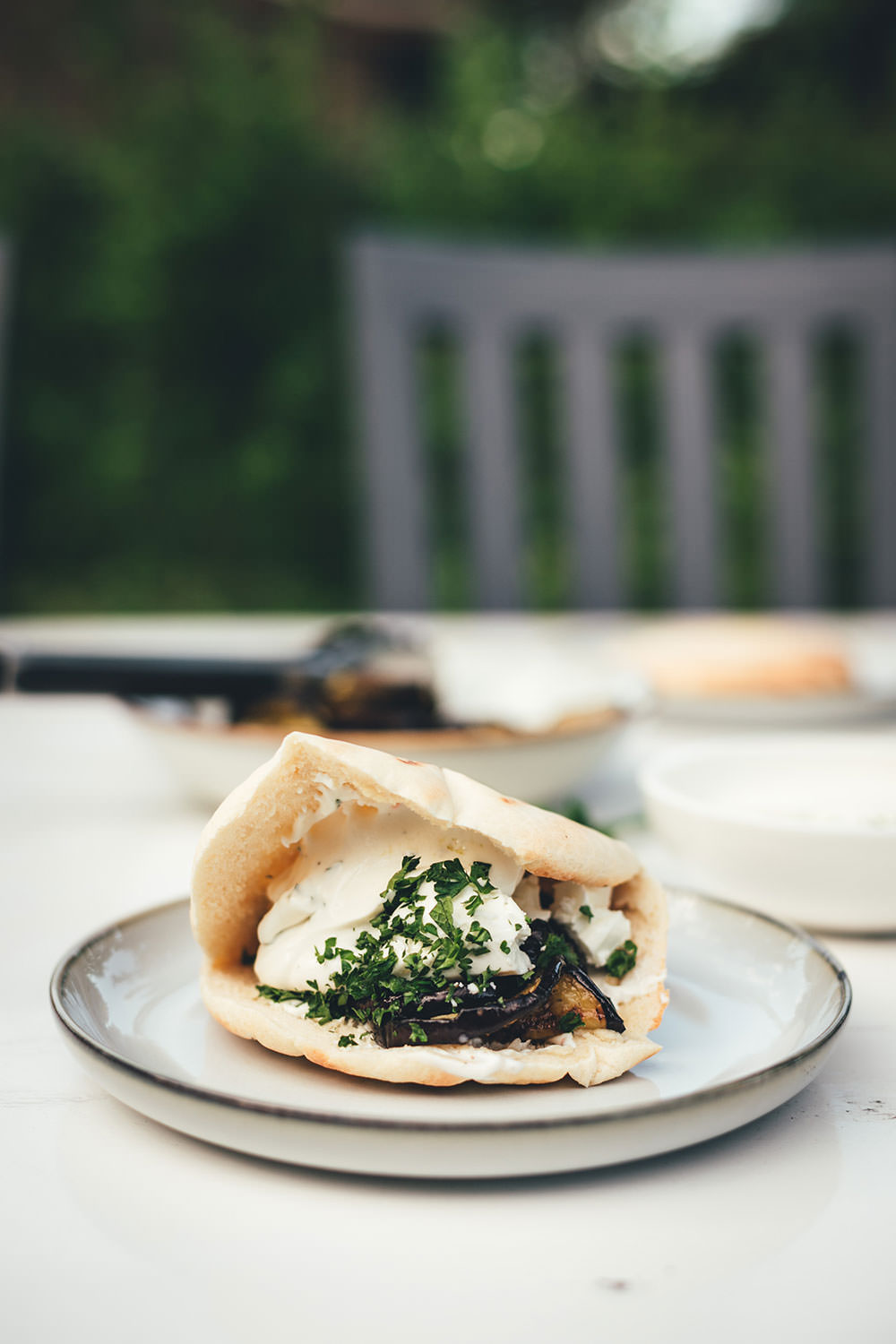 Knusprige Auberginen-Pita vom Grill | vegetarische Pita-Taschen gefüllt mit gegrillter Aubergine, Labneh und Feta | moeyskitchen.com #pita #auberginen #auberginenpita #pitatasche #rezept #foodblogger #grillen #bbq #barbecue #vegetarischgrillen #veggie #vegetarisch