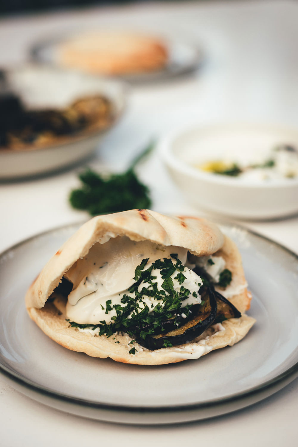 Knusprige Auberginen-Pita vom Grill | vegetarische Pita-Taschen gefüllt mit gegrillter Aubergine, Labneh und Feta | moeyskitchen.com #pita #auberginen #auberginenpita #pitatasche #rezept #foodblogger #grillen #bbq #barbecue #vegetarischgrillen #veggie #vegetarisch