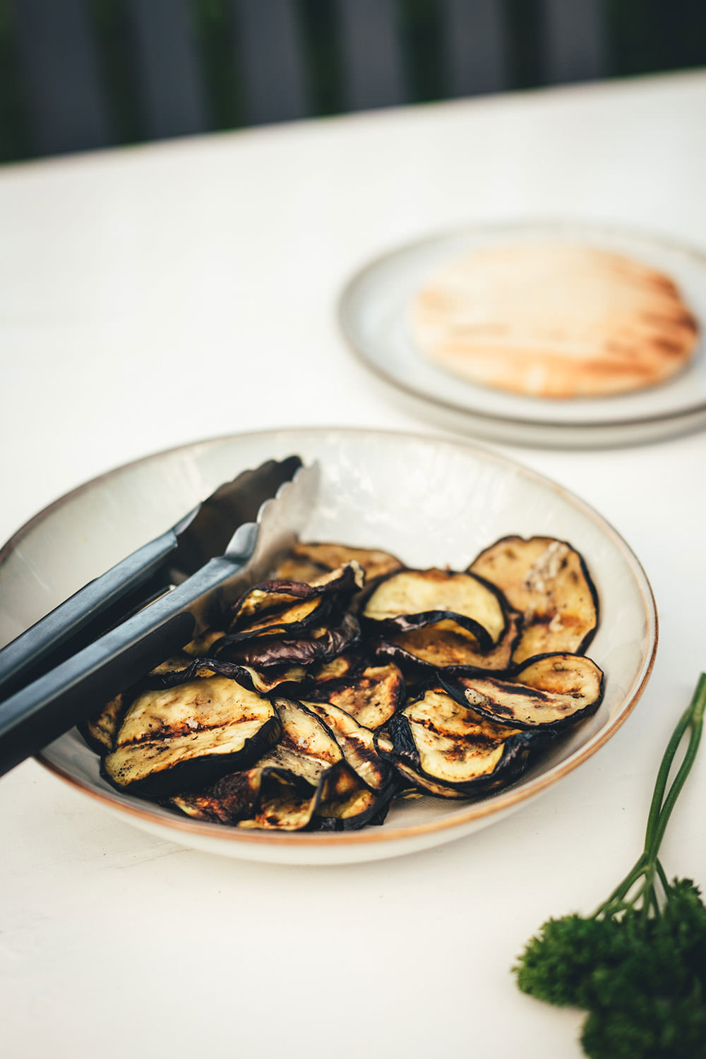 Knusprige Auberginen-Pita vom Grill | vegetarische Pita-Taschen gefüllt mit gegrillter Aubergine, Labneh und Feta | moeyskitchen.com #pita #auberginen #auberginenpita #pitatasche #rezept #foodblogger #grillen #bbq #barbecue #vegetarischgrillen #veggie #vegetarisch