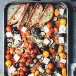 Rezept für griechisches Sommergemüse mit Feta | Fix vom Blech | moeyskitchen.com #rezept #foodblog #foodblogger #traybake #onepan #onetray #ofengericht #vomblech #einfachkochen #sommergemüse #sommerrezept #vegetarisch #veggie