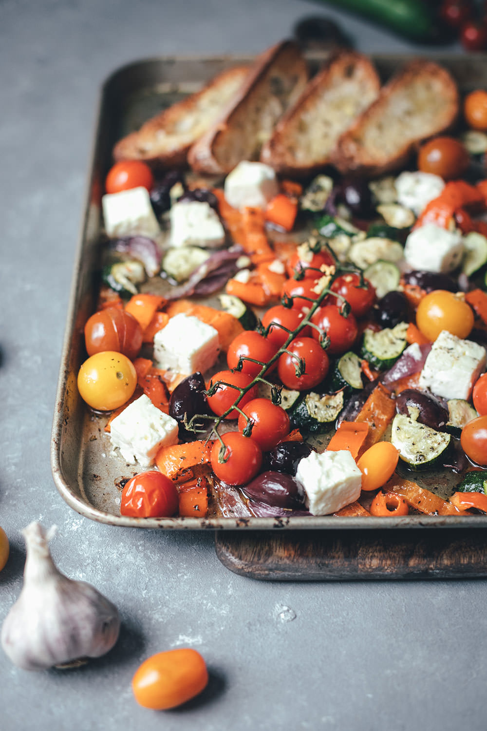 Rezept für griechisches Sommergemüse mit Feta | Fix vom Blech | moeyskitchen.com #rezept #foodblog #foodblogger #traybake #onepan #onetray #ofengericht #vomblech #einfachkochen #sommergemüse #sommerrezept #vegetarisch #veggie