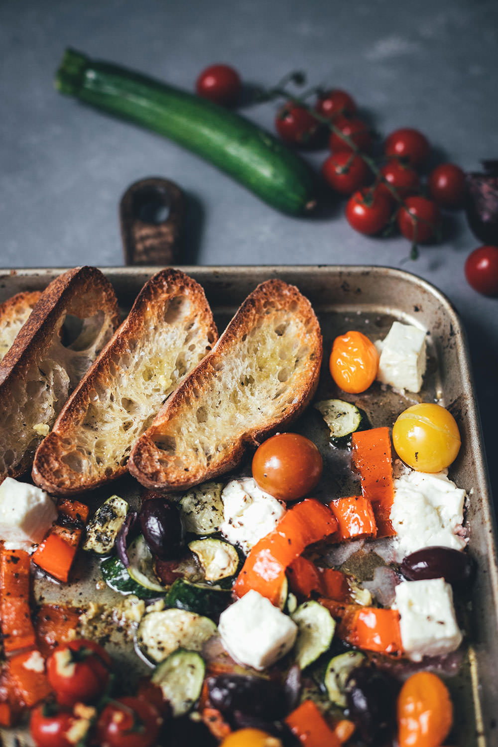 Rezept für griechisches Sommergemüse mit Feta | Fix vom Blech | moeyskitchen.com #rezept #foodblog #foodblogger #traybake #onepan #onetray #ofengericht #vomblech #einfachkochen #sommergemüse #sommerrezept #vegetarisch #veggie
