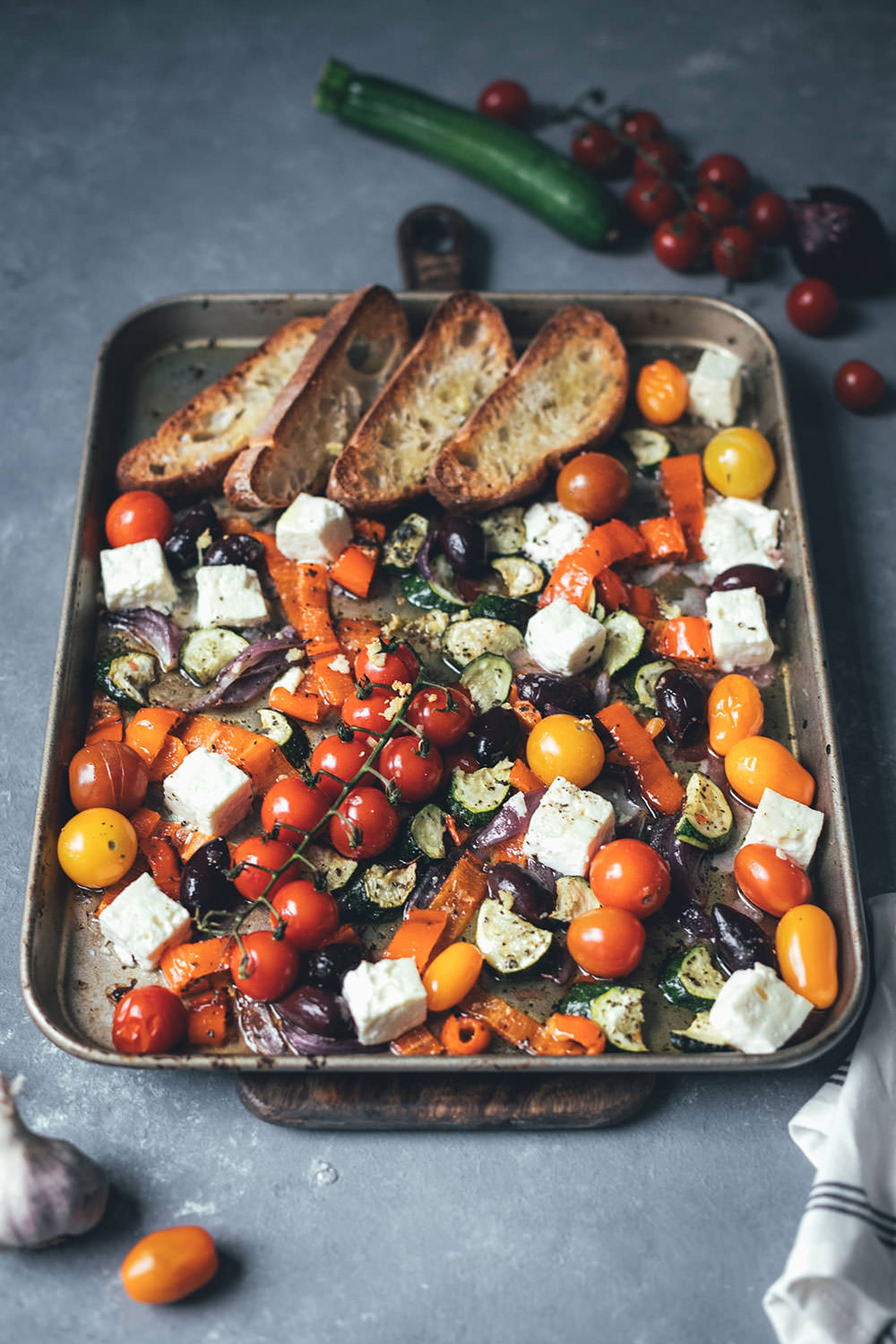 Rezept für griechisches Sommergemüse mit Feta | Fix vom Blech | moeyskitchen.com #rezept #foodblog #foodblogger #traybake #onepan #onetray #ofengericht #vomblech #einfachkochen #sommergemüse #sommerrezept #vegetarisch #veggie