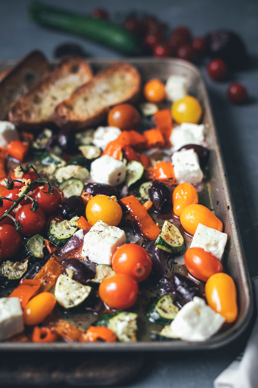 Rezept für griechisches Sommergemüse mit Feta | Fix vom Blech | moeyskitchen.com #rezept #foodblog #foodblogger #traybake #onepan #onetray #ofengericht #vomblech #einfachkochen #sommergemüse #sommerrezept #vegetarisch #veggie