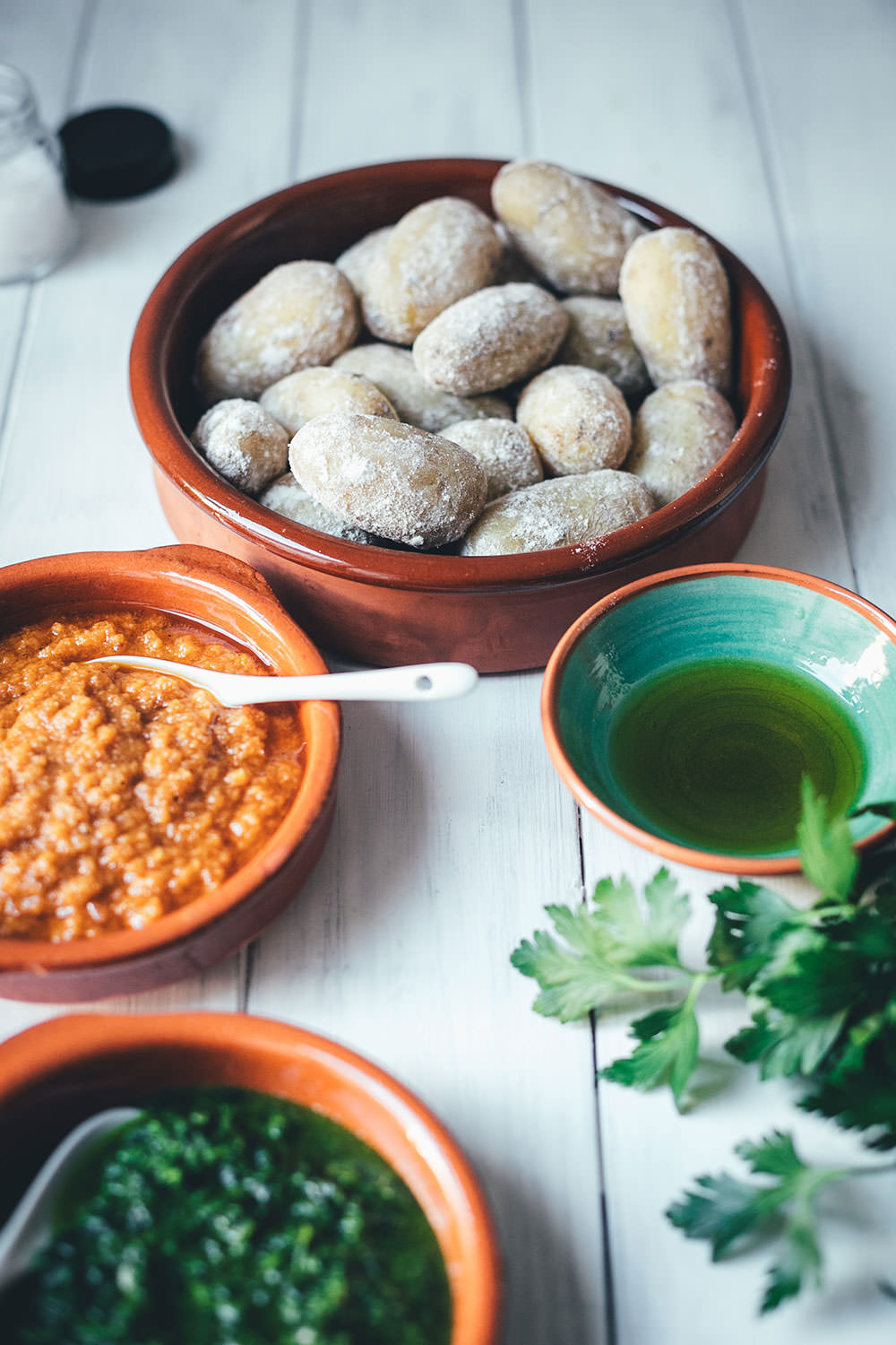 Rezept für Papas arrugadas con Mojos | kanarische Runzelkartoffeln mit grüner und roter Sauce | klassisch spanisches Kartoffelgericht #papasarrugadas #tapas #runzelkartoffeln #kartoffeln #nationalpotatoday #rezept #foodblogger #mojopicon #mojoverde