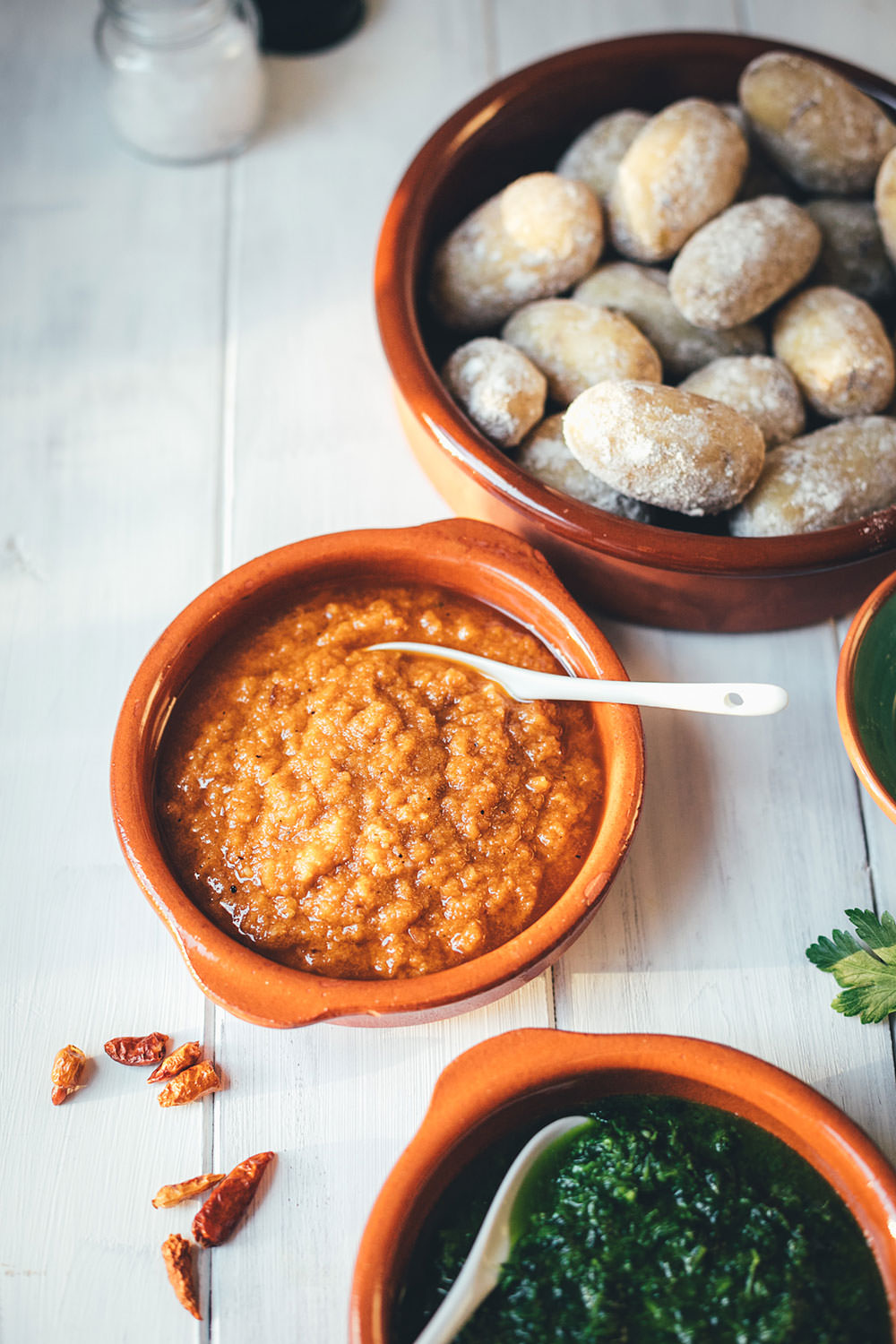 Rezept für Papas arrugadas con Mojos | kanarische Runzelkartoffeln mit grüner und roter Sauce | klassisch spanisches Kartoffelgericht #papasarrugadas #tapas #runzelkartoffeln #kartoffeln #nationalpotatoday #rezept #foodblogger #mojopicon #mojoverde