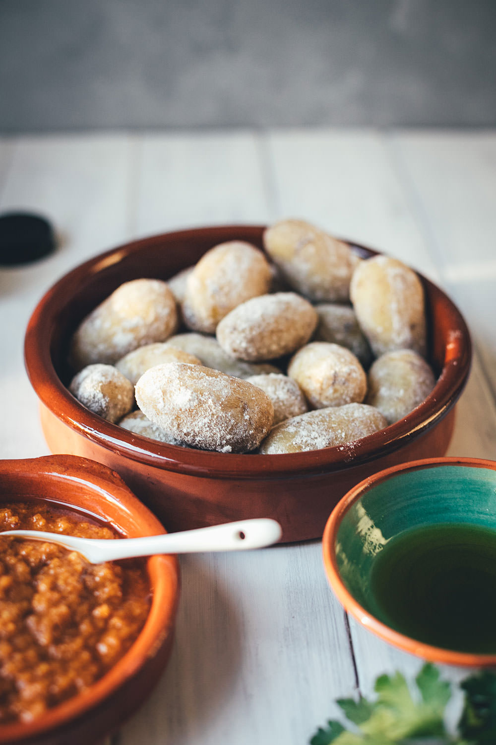 Rezept für Papas arrugadas con Mojos | kanarische Runzelkartoffeln mit grüner und roter Sauce | klassisch spanisches Kartoffelgericht #papasarrugadas #tapas #runzelkartoffeln #kartoffeln #nationalpotatoday #rezept #foodblogger #mojopicon #mojoverde