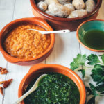 Rezept für Papas arrugadas con Mojos | kanarische Runzelkartoffeln mit grüner und roter Sauce | klassisch spanisches Kartoffelgericht #papasarrugadas #tapas #runzelkartoffeln #kartoffeln #nationalpotatoday #rezept #foodblogger #mojopicon #mojoverde