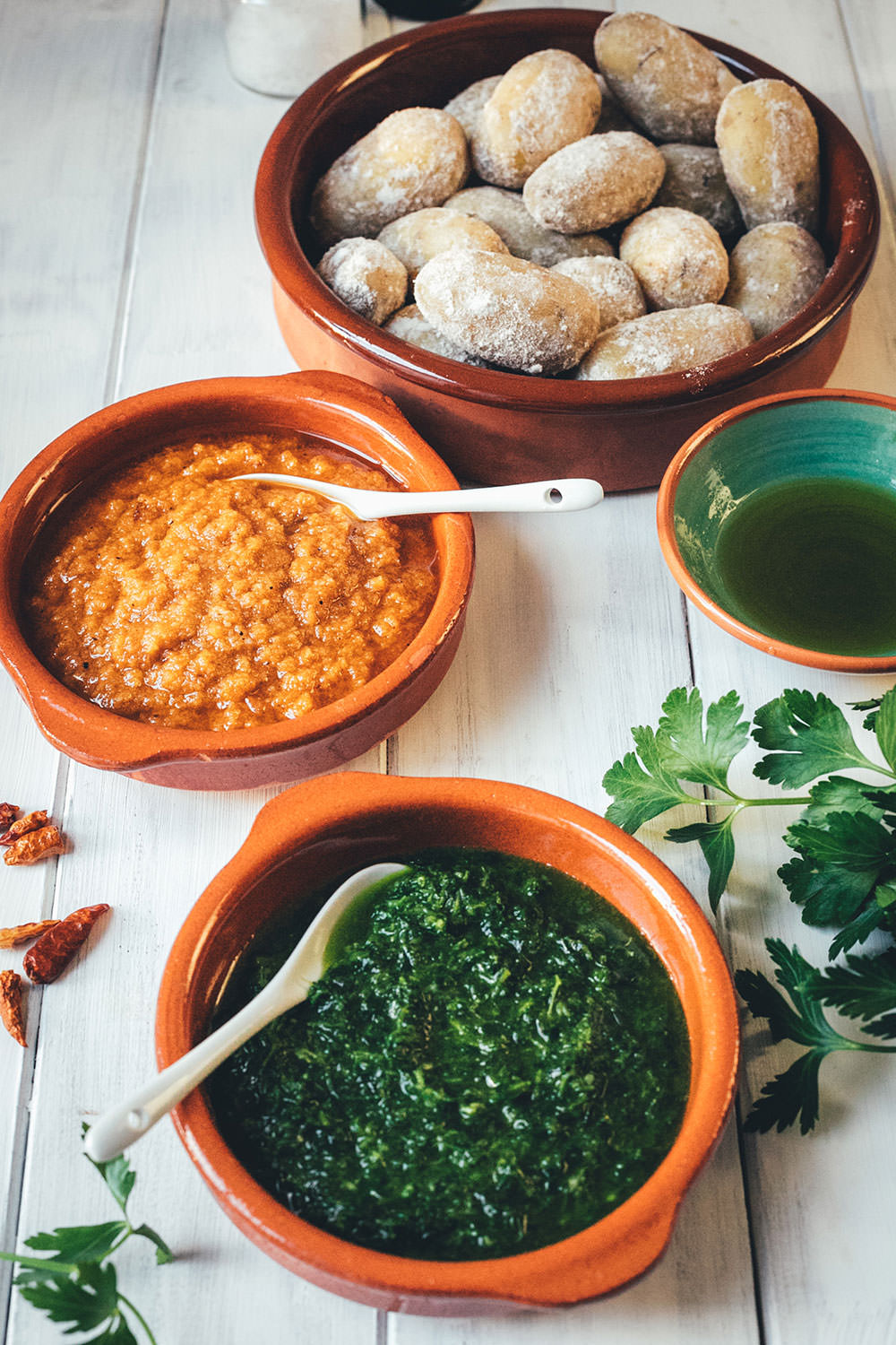 Rezept für Papas arrugadas con Mojos | kanarische Runzelkartoffeln mit grüner und roter Sauce | klassisch spanisches Kartoffelgericht #papasarrugadas #tapas #runzelkartoffeln #kartoffeln #nationalpotatoday #rezept #foodblogger #mojopicon #mojoverde
