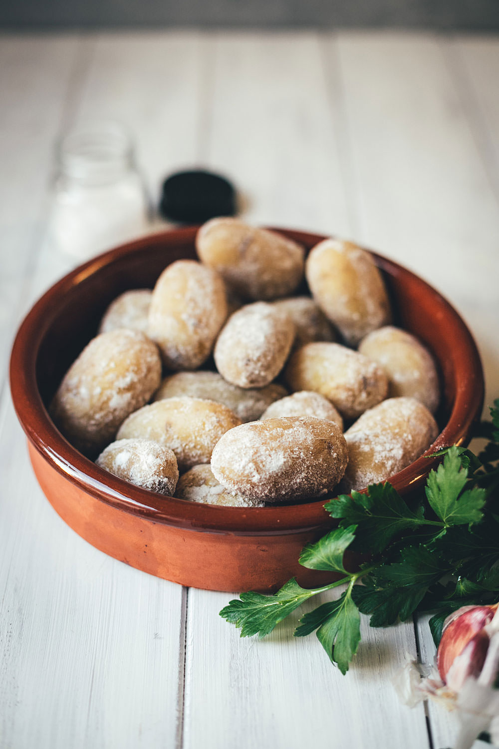 Rezept für Papas arrugadas con Mojos | kanarische Runzelkartoffeln mit grüner und roter Sauce | klassisch spanisches Kartoffelgericht #papasarrugadas #tapas #runzelkartoffeln #kartoffeln #nationalpotatoday #rezept #foodblogger #mojopicon #mojoverde
