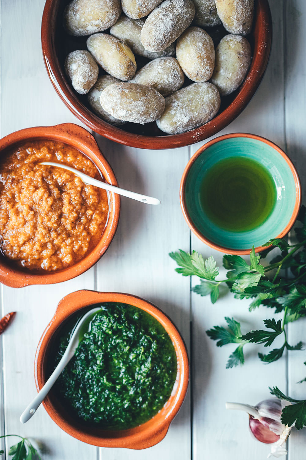 Rezept für Papas arrugadas con Mojos | kanarische Runzelkartoffeln mit grüner und roter Sauce | klassisch spanisches Kartoffelgericht #papasarrugadas #tapas #runzelkartoffeln #kartoffeln #nationalpotatoday #rezept #foodblogger #mojopicon #mojoverde