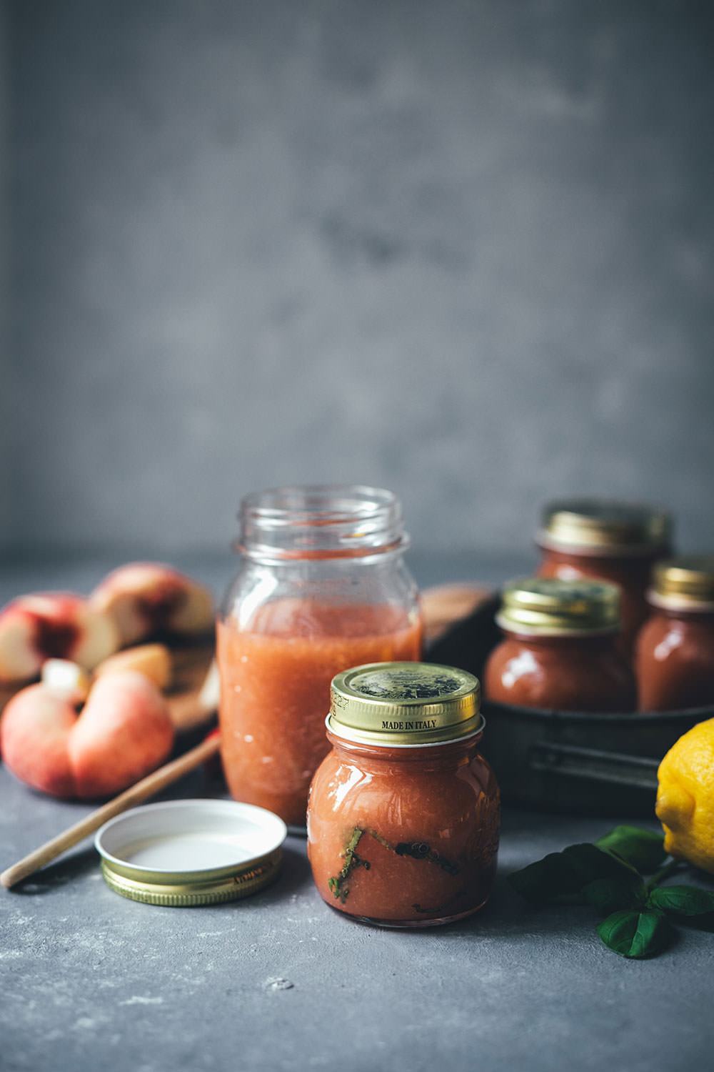 Rezept für Pfirsich-Marmelade aus Wildpfirsichen, Zitrone und Basilikum | Konfitüre aus der Küchenmaschine mit Kochfunktion | moeyskitchen.com #marmelade #konfitüre #fruchtaufstrich #gelierzucker #marmeladekochen #pfirsiche #wildpfirsiche #weinbergpfirsiche #pfirsichmarmelade #einmachen #selbermachen #kochenmitküchenmaschine