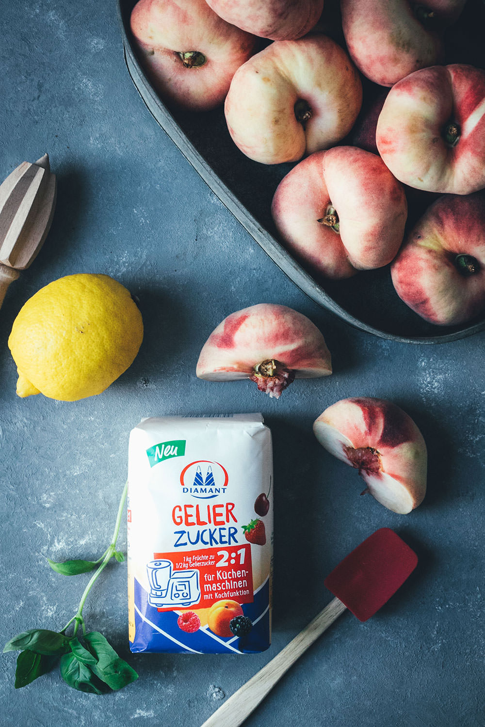 Werbung: Rezept für Pfirsich-Marmelade aus Wildpfirsichen, Zitrone und Basilikum | Konfitüre aus der Küchenmaschine mit Kochfunktion | moeyskitchen.com #marmelade #konfitüre #fruchtaufstrich #gelierzucker #diamantzucker #marmeladekochen #pfirsiche #wildpfirsiche #weinbergpfirsiche #pfirsichmarmelade #einmachen #selbermachen #kochenmitküchenmaschine