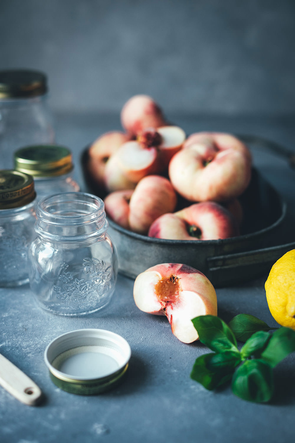 Rezept für Pfirsich-Marmelade aus Wildpfirsichen, Zitrone und Basilikum | Konfitüre aus der Küchenmaschine mit Kochfunktion | moeyskitchen.com #marmelade #konfitüre #fruchtaufstrich #gelierzucker #marmeladekochen #pfirsiche #wildpfirsiche #weinbergpfirsiche #pfirsichmarmelade #einmachen #selbermachen #kochenmitküchenmaschine