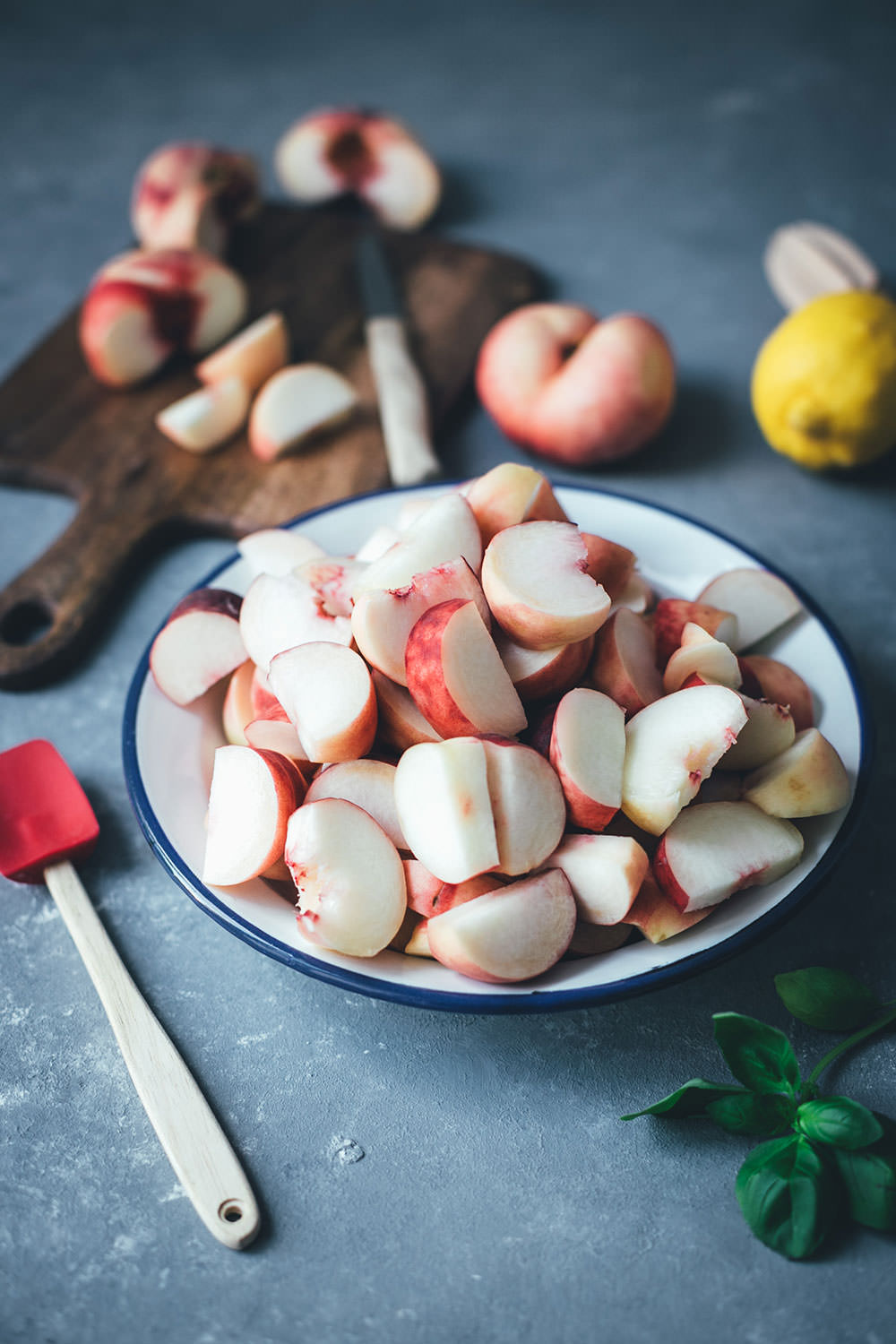 Rezept für Pfirsich-Marmelade aus Wildpfirsichen, Zitrone und Basilikum | Konfitüre aus der Küchenmaschine mit Kochfunktion | moeyskitchen.com #marmelade #konfitüre #fruchtaufstrich #gelierzucker #marmeladekochen #pfirsiche #wildpfirsiche #weinbergpfirsiche #pfirsichmarmelade #einmachen #selbermachen #kochenmitküchenmaschine