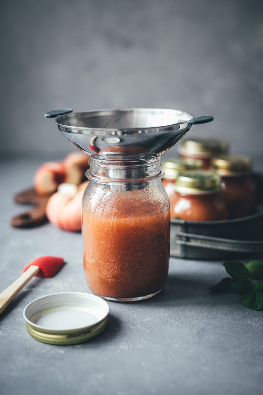Rezept für Pfirsich-Marmelade aus Wildpfirsichen, Zitrone und Basilikum | Konfitüre aus der Küchenmaschine mit Kochfunktion | moeyskitchen.com #marmelade #konfitüre #fruchtaufstrich #gelierzucker #marmeladekochen #pfirsiche #wildpfirsiche #weinbergpfirsiche #pfirsichmarmelade #einmachen #selbermachen #kochenmitküchenmaschine